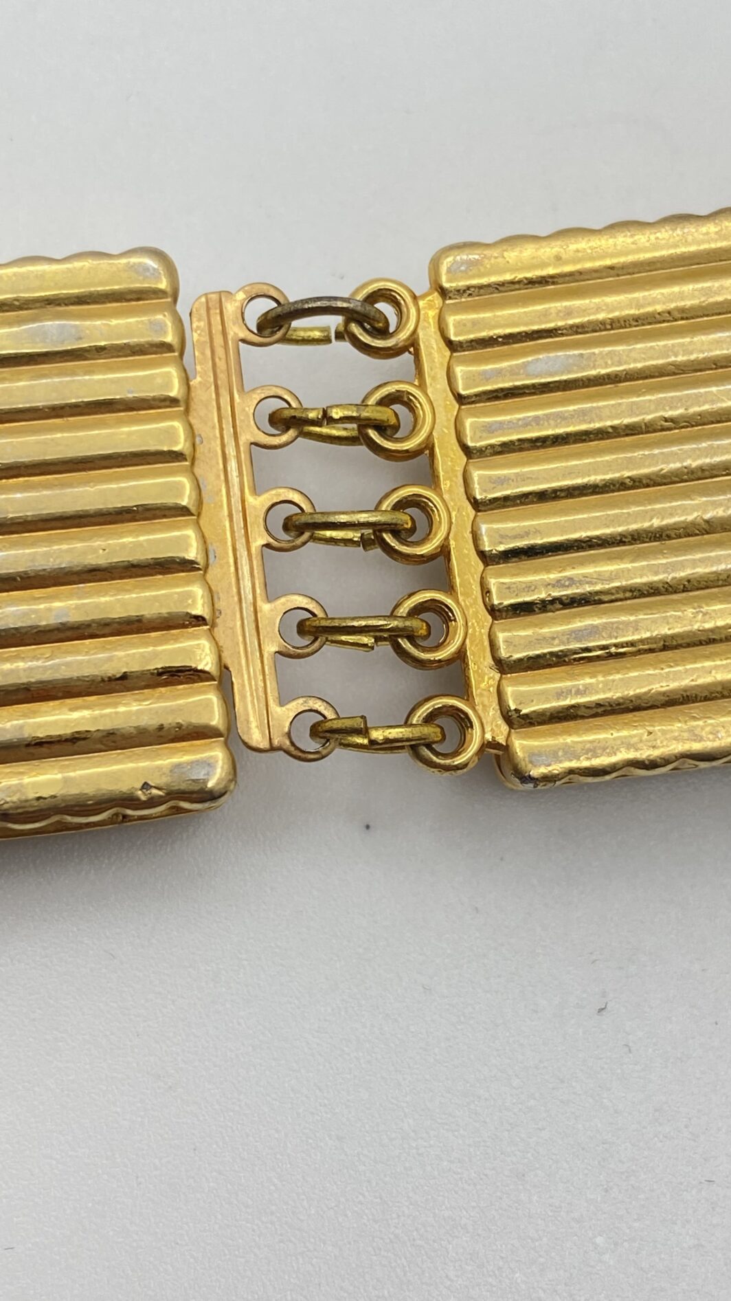 RAFFINATO BRACCIALE IN METALLO GOLDTONE E MICROPERLE. BIGIOTTERIA AMERICANA VINTAGE  ANNI ‘50. - immagine 11