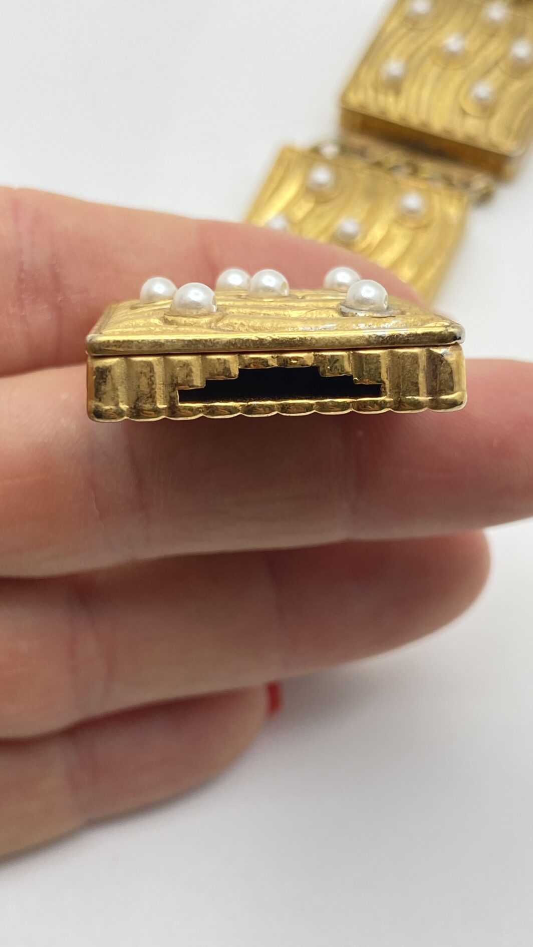 RAFFINATO BRACCIALE IN METALLO GOLDTONE E MICROPERLE. BIGIOTTERIA AMERICANA VINTAGE  ANNI ‘50. - immagine 12