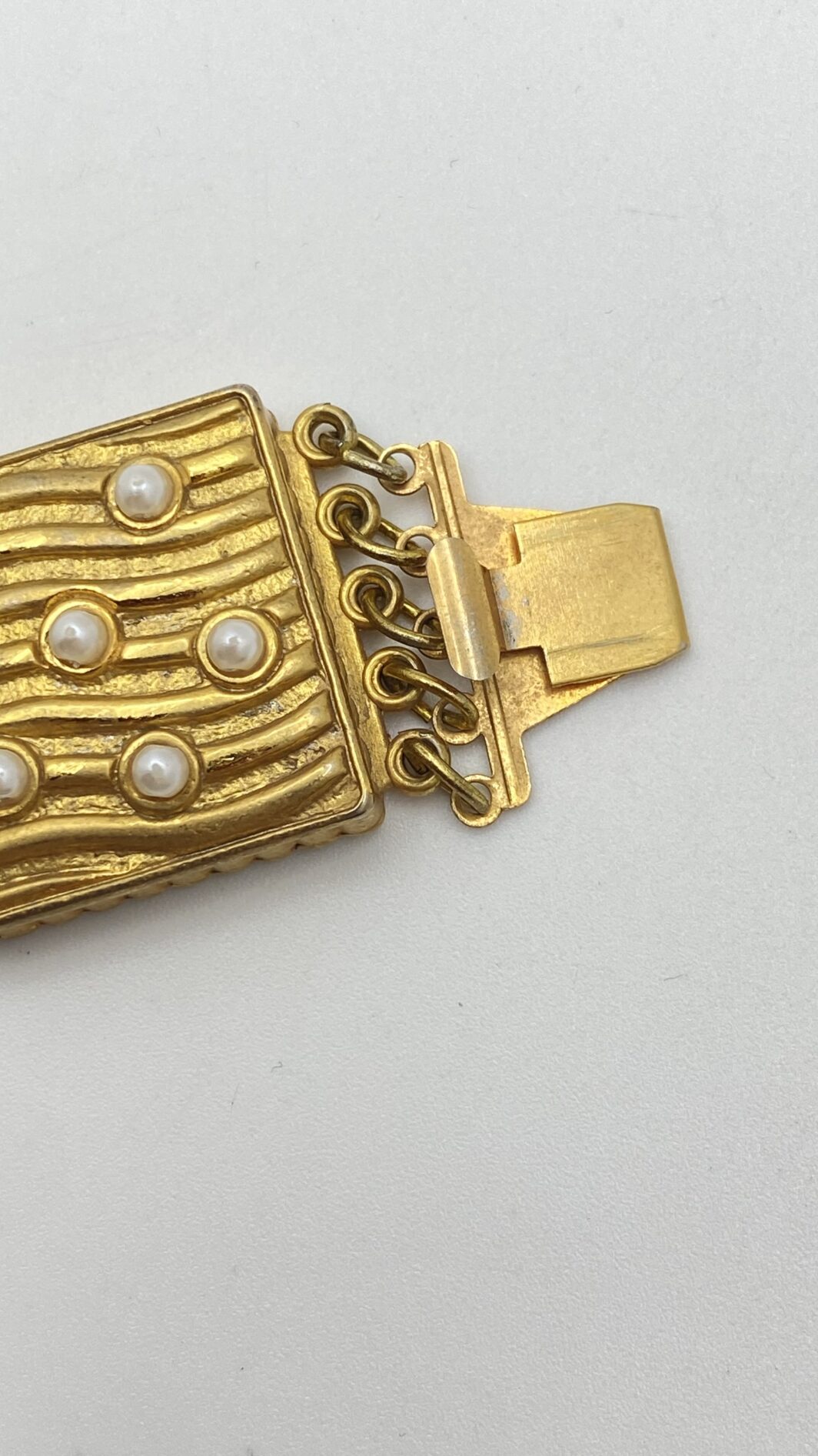 RAFFINATO BRACCIALE IN METALLO GOLDTONE E MICROPERLE. BIGIOTTERIA AMERICANA VINTAGE  ANNI ‘50. - immagine 13