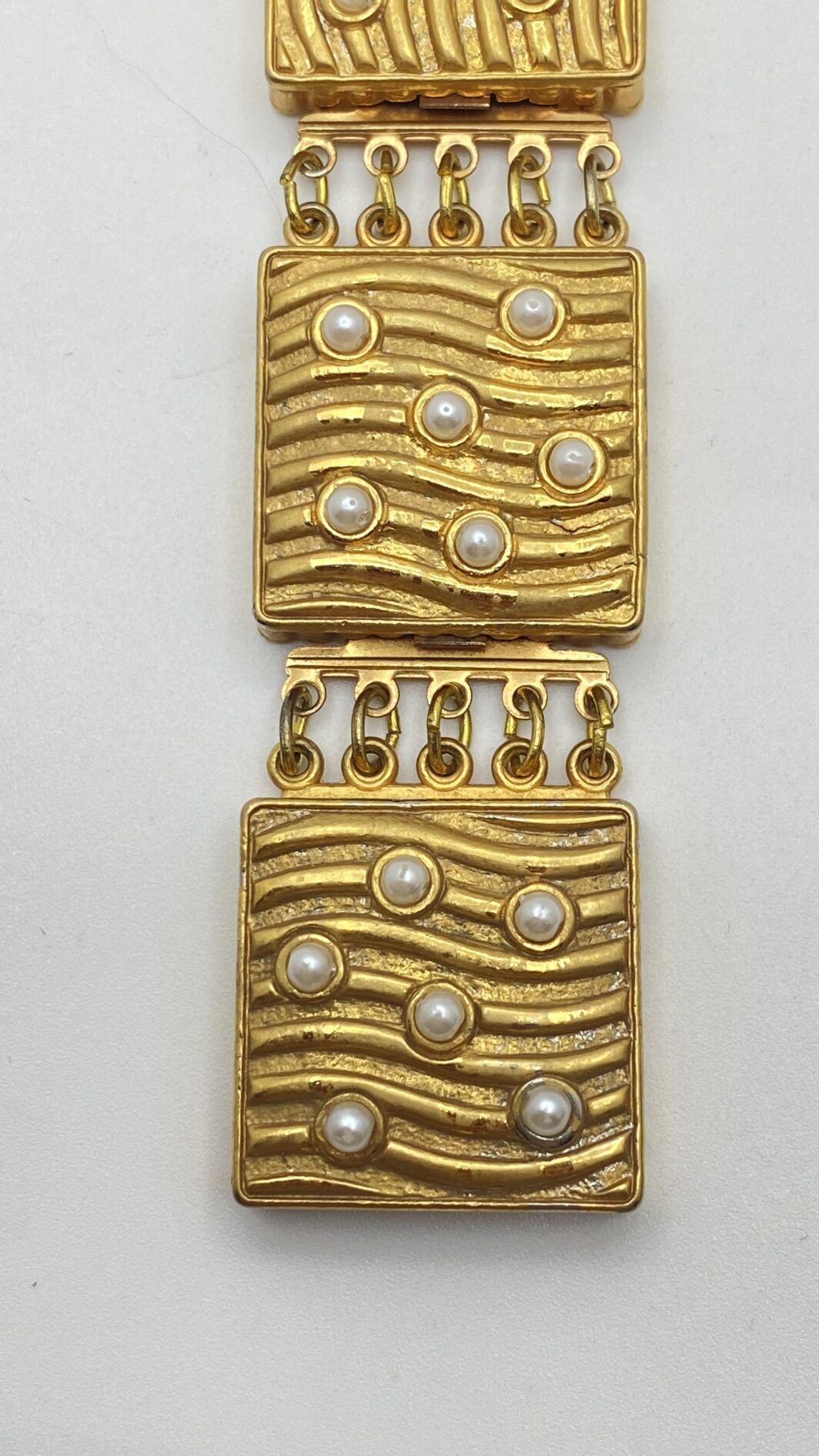 RAFFINATO BRACCIALE IN METALLO GOLDTONE E MICROPERLE. BIGIOTTERIA AMERICANA VINTAGE  ANNI ‘50. - immagine 14