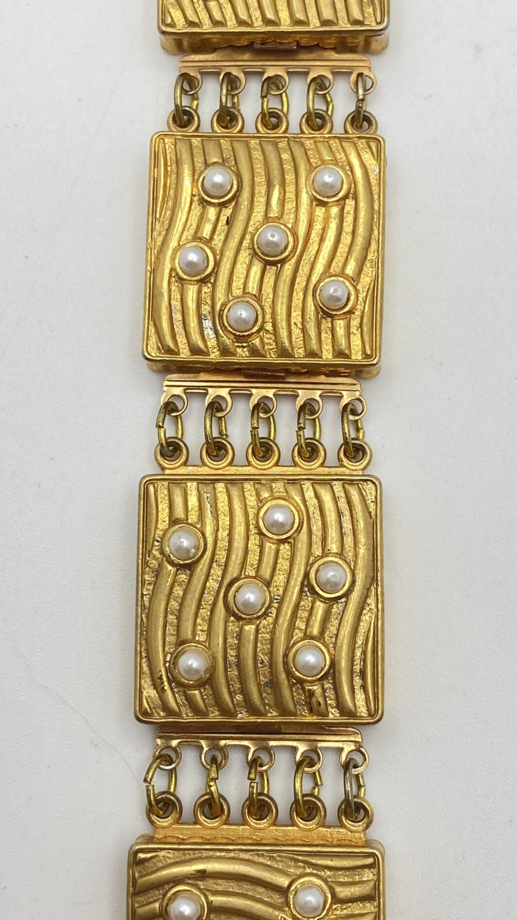 RAFFINATO BRACCIALE IN METALLO GOLDTONE E MICROPERLE. BIGIOTTERIA AMERICANA VINTAGE  ANNI ‘50. - immagine 15
