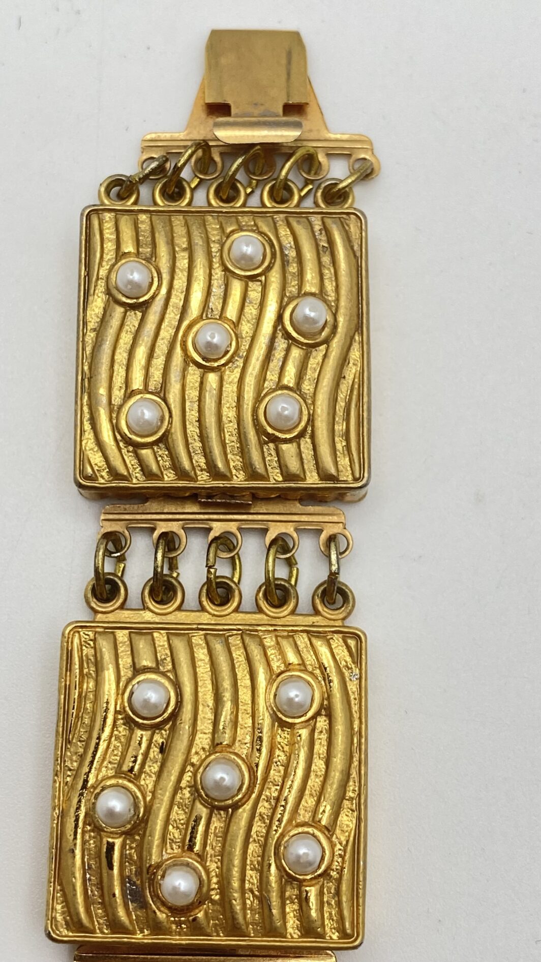 RAFFINATO BRACCIALE IN METALLO GOLDTONE E MICROPERLE. BIGIOTTERIA AMERICANA VINTAGE  ANNI ‘50. - immagine 16