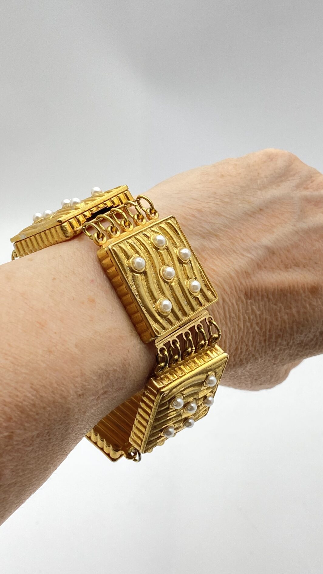 RAFFINATO BRACCIALE IN METALLO GOLDTONE E MICROPERLE. BIGIOTTERIA AMERICANA VINTAGE  ANNI ‘50. - immagine 17