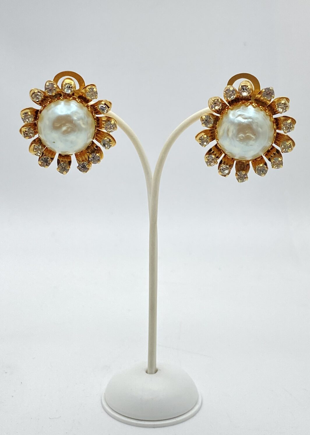 MAGNIFICO PAIO DI ORECCHINI FLOREALI NELLO STILE CHANEL, IN METALLO GOLDTONE, STRASS DI CRISTALLO DIAMOND-LIKE E PERLE BAROCCHE. BIGIOTTERIA AMERICANA VINTAGE ANNI’40