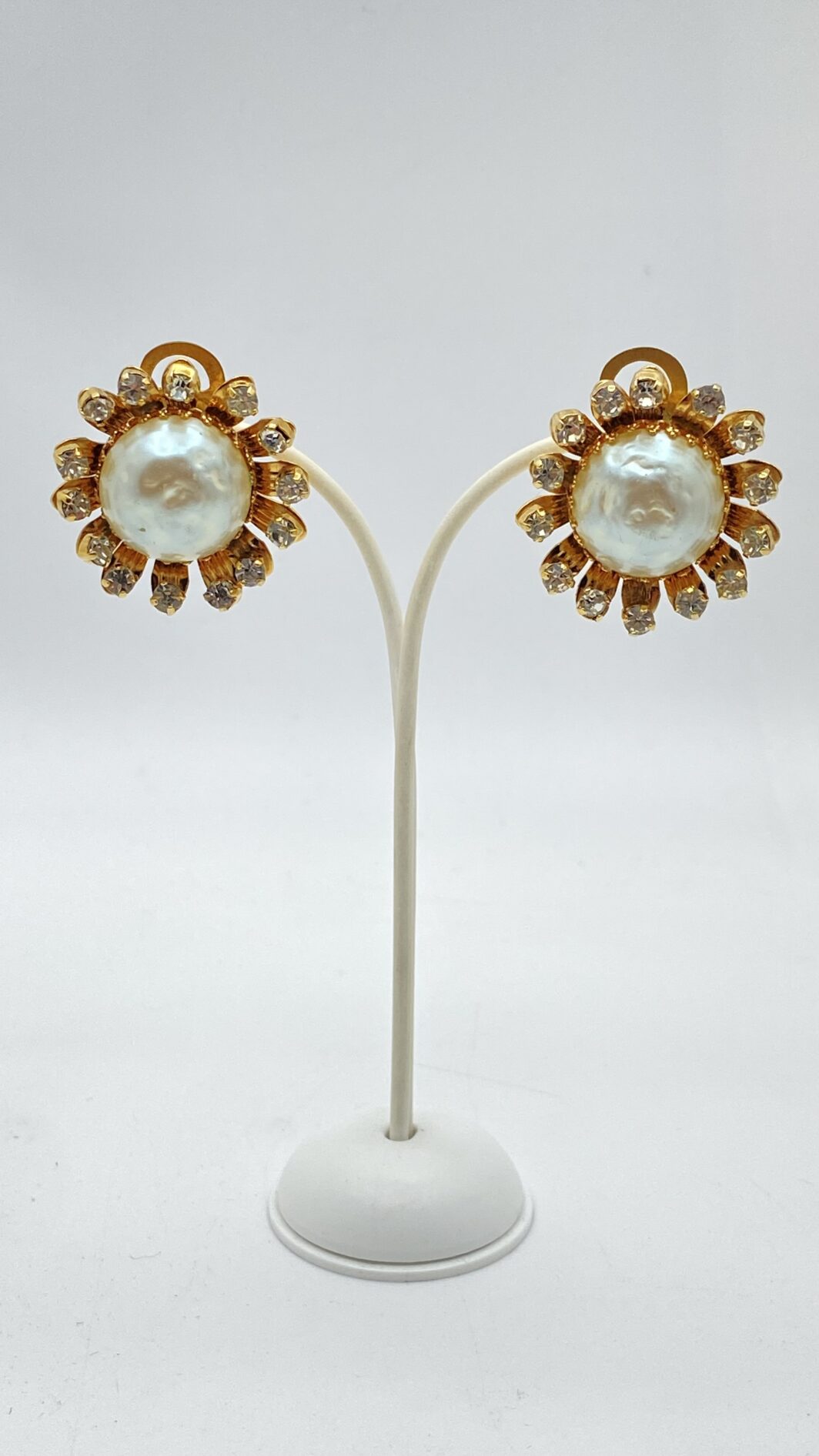 MAGNIFICO PAIO DI ORECCHINI FLOREALI NELLO STILE CHANEL, IN METALLO GOLDTONE, STRASS DI CRISTALLO DIAMOND-LIKE E PERLE BAROCCHE. BIGIOTTERIA AMERICANA VINTAGE ANNI’40