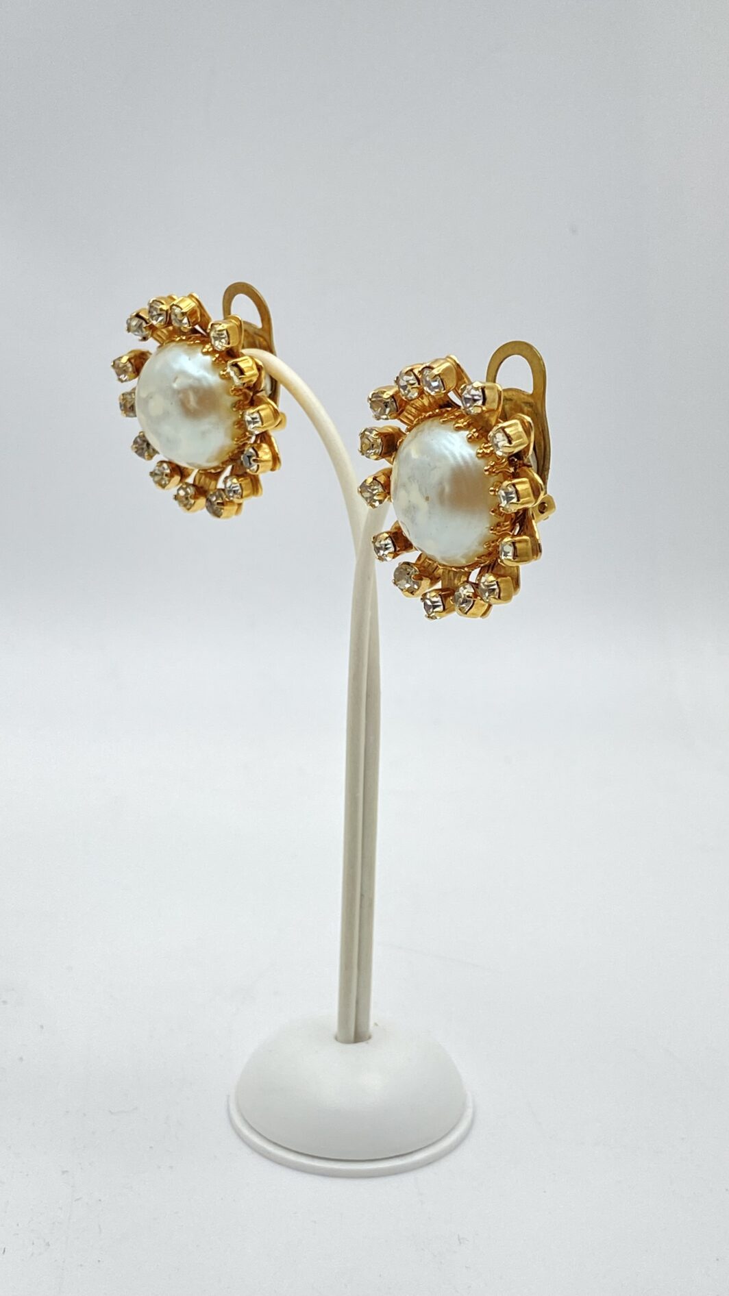 MAGNIFICO PAIO DI ORECCHINI FLOREALI NELLO STILE CHANEL, IN METALLO GOLDTONE, STRASS DI CRISTALLO DIAMOND-LIKE E PERLE BAROCCHE. BIGIOTTERIA AMERICANA VINTAGE ANNI’40 - immagine 11