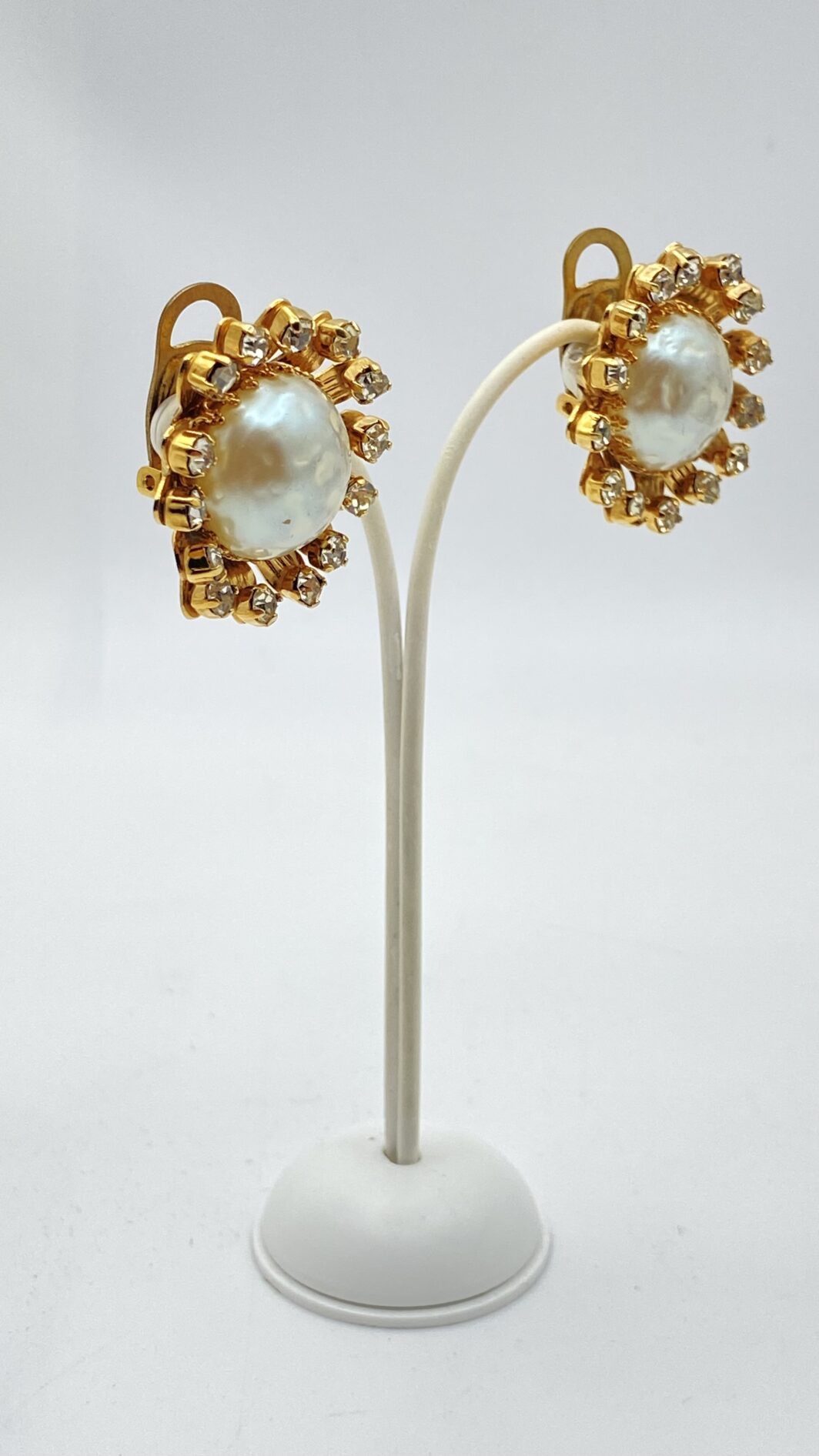 MAGNIFICO PAIO DI ORECCHINI FLOREALI NELLO STILE CHANEL, IN METALLO GOLDTONE, STRASS DI CRISTALLO DIAMOND-LIKE E PERLE BAROCCHE. BIGIOTTERIA AMERICANA VINTAGE ANNI’40 - immagine 9