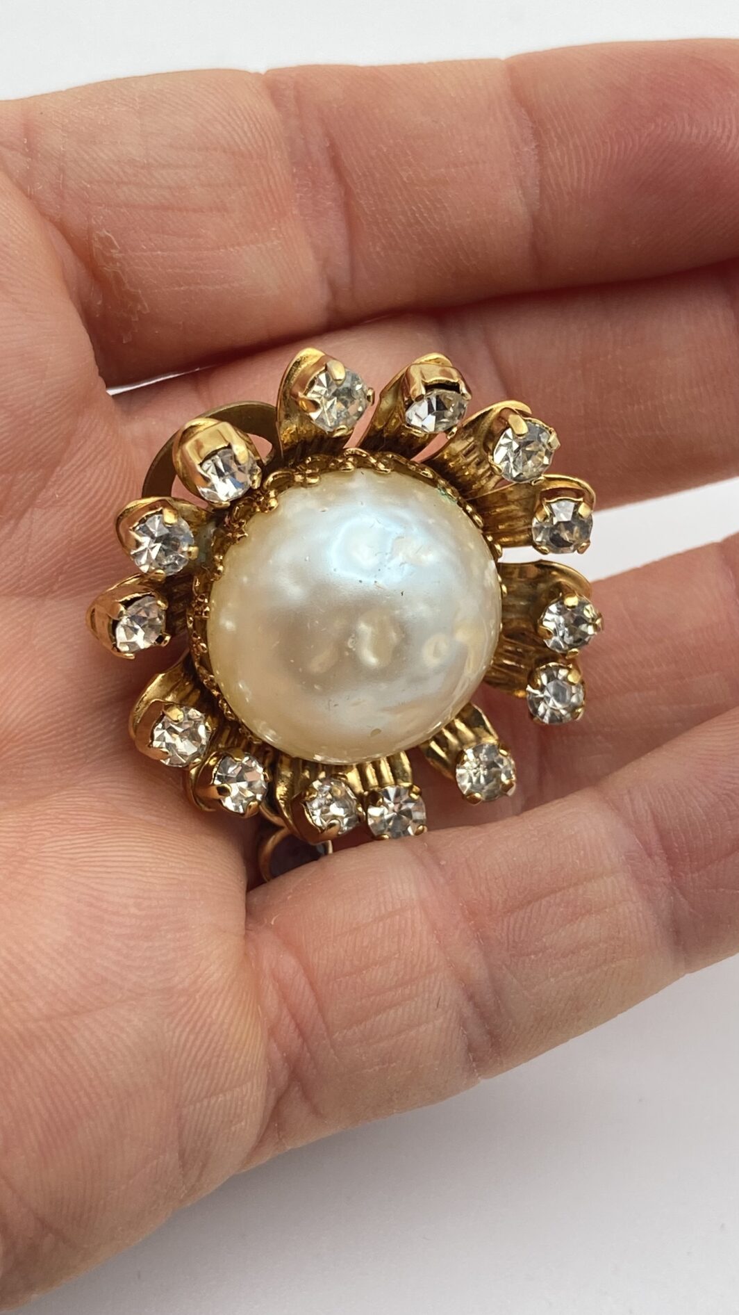 MAGNIFICO PAIO DI ORECCHINI FLOREALI NELLO STILE CHANEL, IN METALLO GOLDTONE, STRASS DI CRISTALLO DIAMOND-LIKE E PERLE BAROCCHE. BIGIOTTERIA AMERICANA VINTAGE ANNI’40 - immagine 8