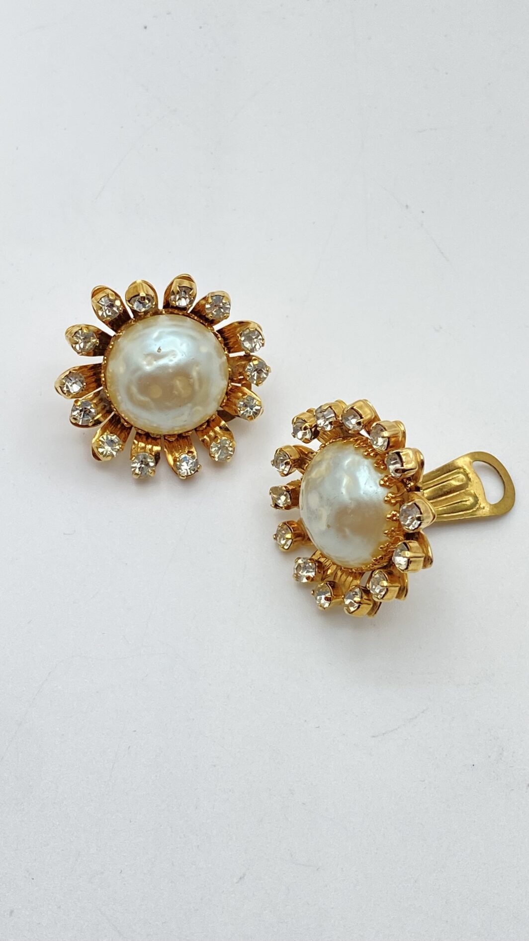 MAGNIFICO PAIO DI ORECCHINI FLOREALI NELLO STILE CHANEL, IN METALLO GOLDTONE, STRASS DI CRISTALLO DIAMOND-LIKE E PERLE BAROCCHE. BIGIOTTERIA AMERICANA VINTAGE ANNI’40 - immagine 7