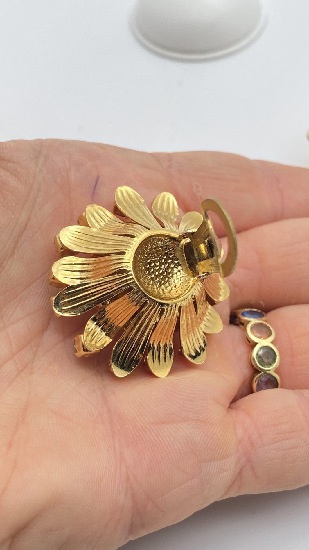 MAGNIFICO PAIO DI ORECCHINI FLOREALI NELLO STILE CHANEL, IN METALLO GOLDTONE, STRASS DI CRISTALLO DIAMOND-LIKE E PERLE BAROCCHE. BIGIOTTERIA AMERICANA VINTAGE ANNI’40 - immagine 6