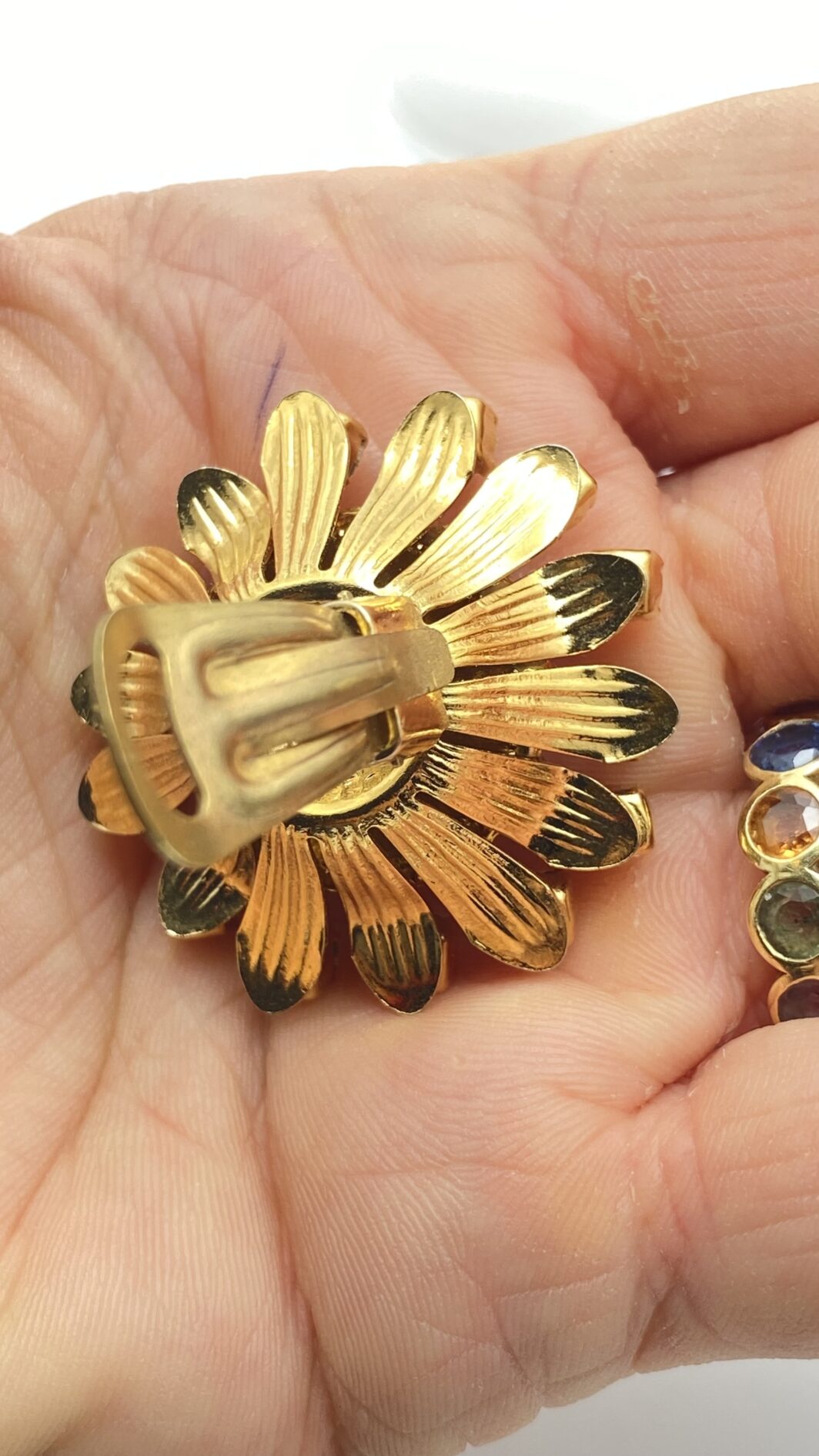 MAGNIFICO PAIO DI ORECCHINI FLOREALI NELLO STILE CHANEL, IN METALLO GOLDTONE, STRASS DI CRISTALLO DIAMOND-LIKE E PERLE BAROCCHE. BIGIOTTERIA AMERICANA VINTAGE ANNI’40 - immagine 5