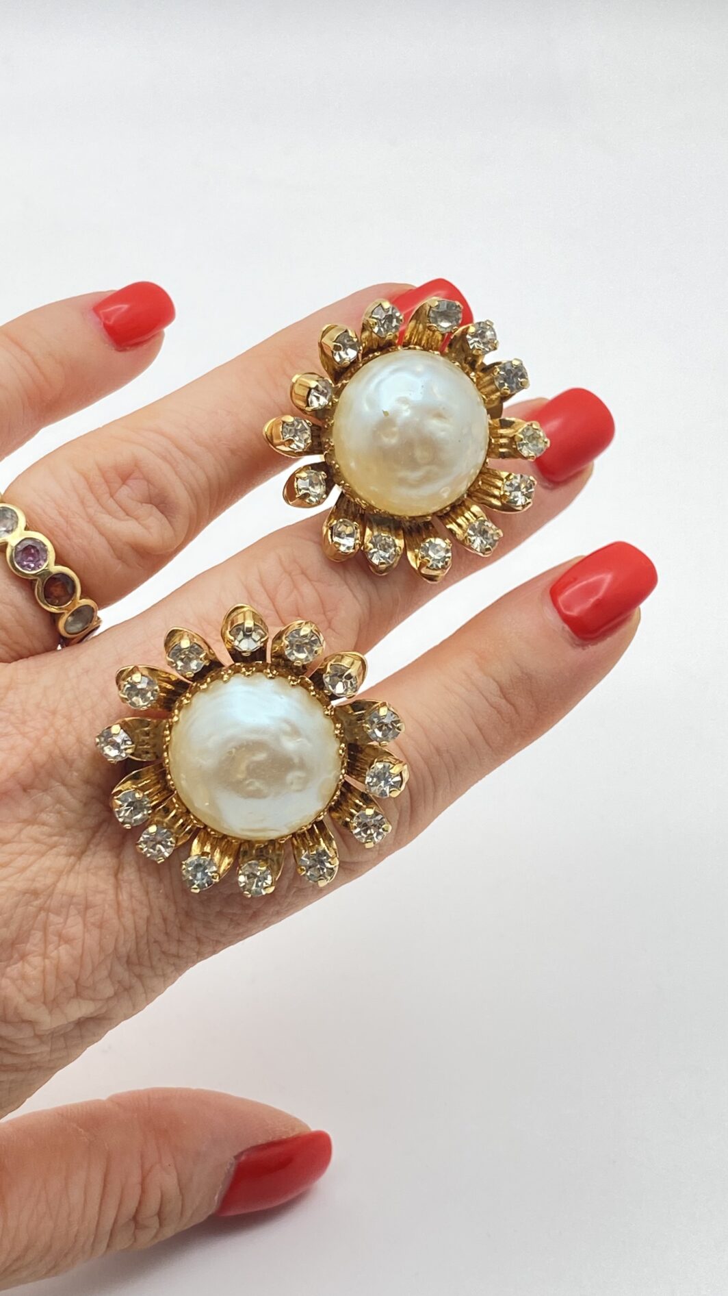 MAGNIFICO PAIO DI ORECCHINI FLOREALI NELLO STILE CHANEL, IN METALLO GOLDTONE, STRASS DI CRISTALLO DIAMOND-LIKE E PERLE BAROCCHE. BIGIOTTERIA AMERICANA VINTAGE ANNI’40 - immagine 3