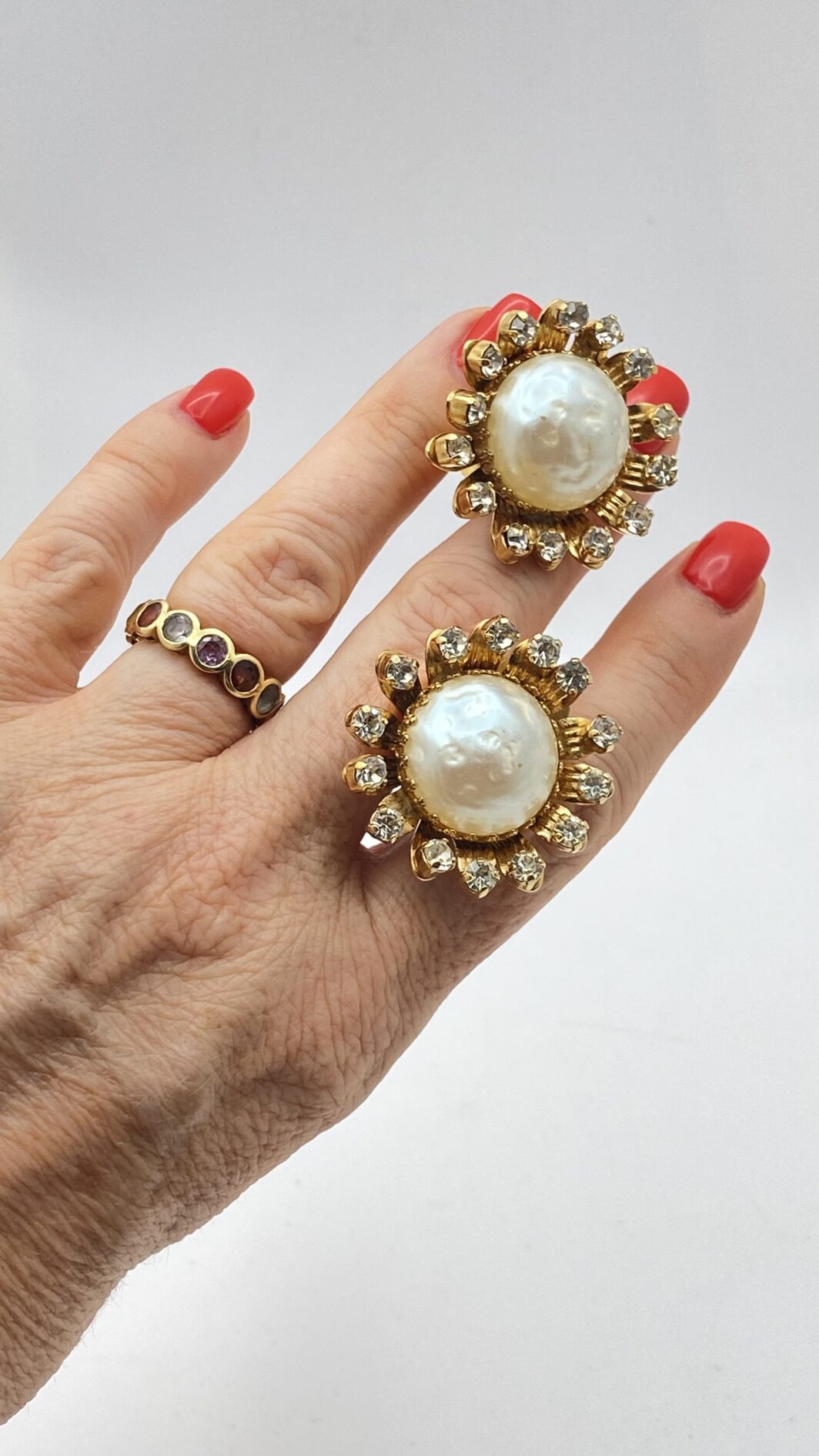 MAGNIFICO PAIO DI ORECCHINI FLOREALI NELLO STILE CHANEL, IN METALLO GOLDTONE, STRASS DI CRISTALLO DIAMOND-LIKE E PERLE BAROCCHE. BIGIOTTERIA AMERICANA VINTAGE ANNI’40 - immagine 2
