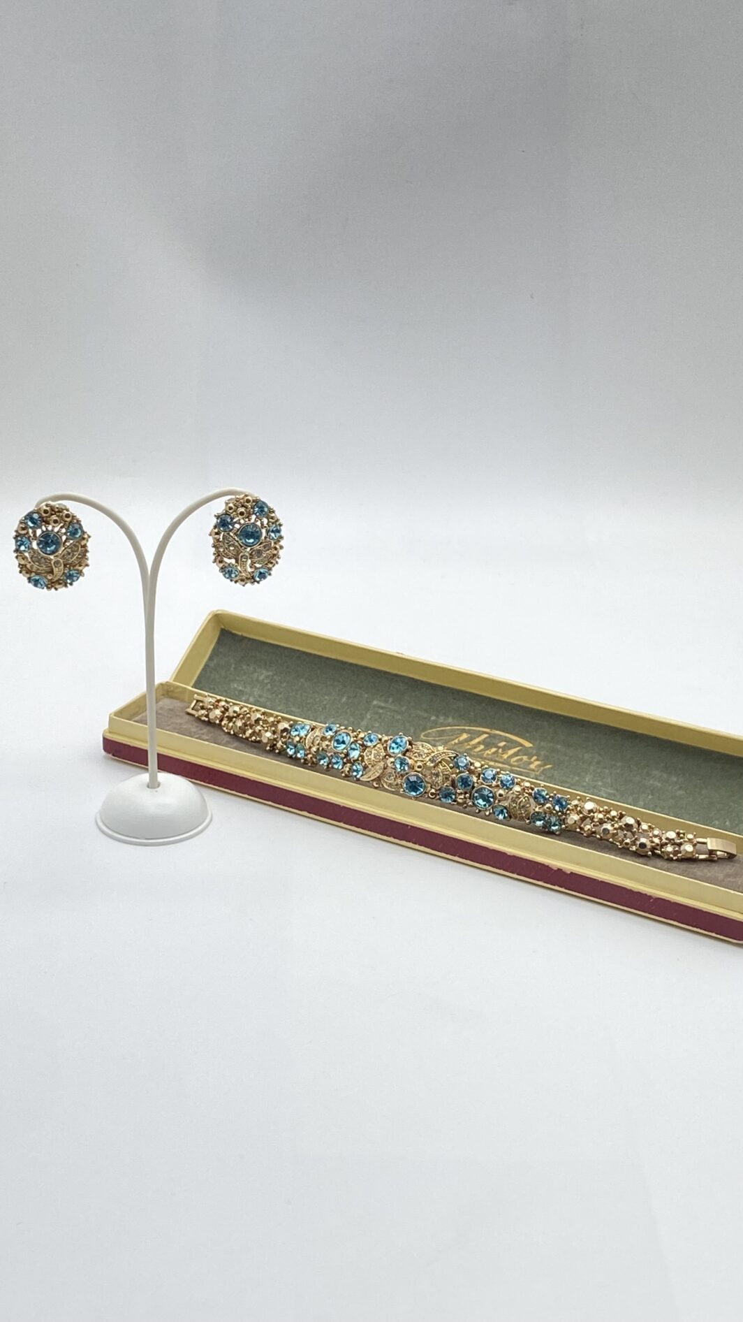 DANZA DI LIBELLULE IN METALLO GOLD TONE E CRISTALLI COLOR TOPAZIO BLUE LONDON – DEMI-PARURE ANNI ’70/’80 FIRMATA B.R. - immagine 2