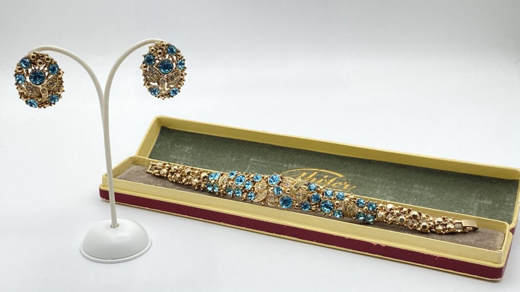 DANZA DI LIBELLULE IN METALLO GOLD TONE E CRISTALLI COLOR TOPAZIO BLUE LONDON – DEMI-PARURE ANNI ’70/’80 FIRMATA B.R. - immagine 3