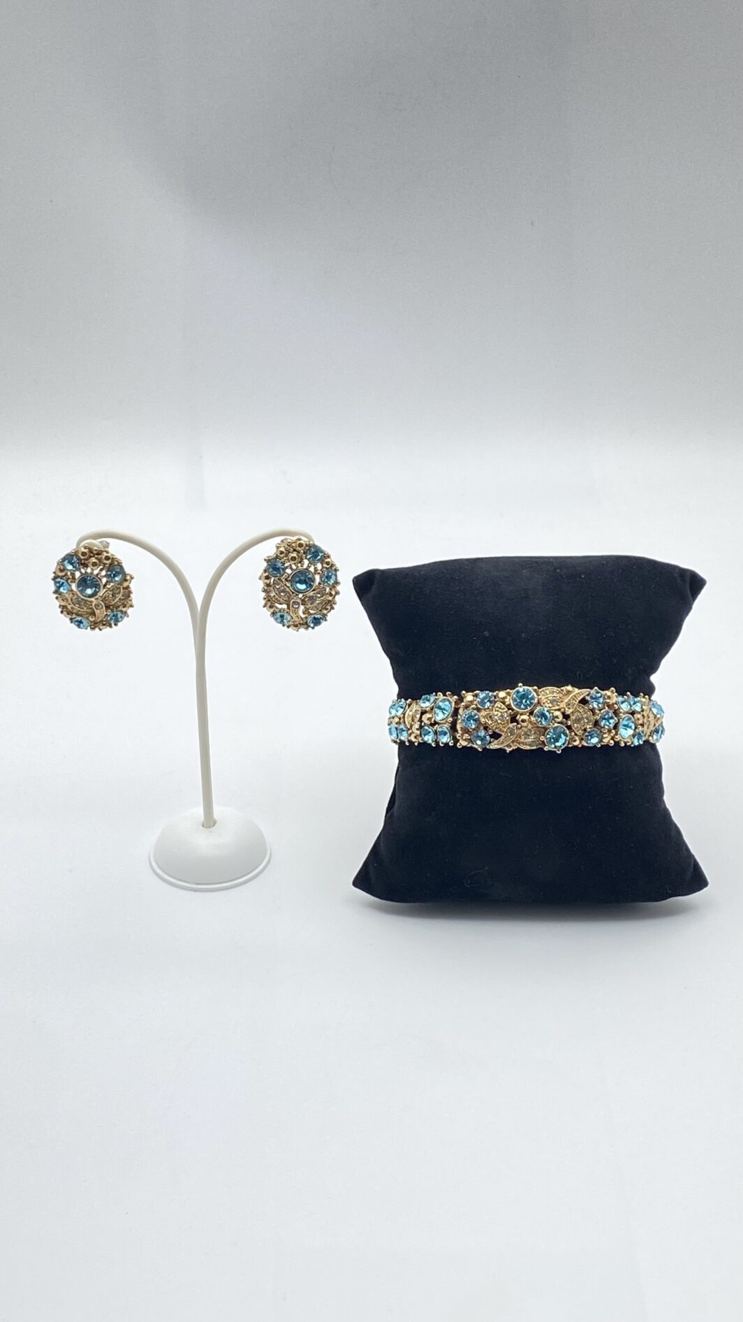 DANZA DI LIBELLULE IN METALLO GOLD TONE E CRISTALLI COLOR TOPAZIO BLUE LONDON – DEMI-PARURE ANNI ’70/’80 FIRMATA B.R. - immagine 4