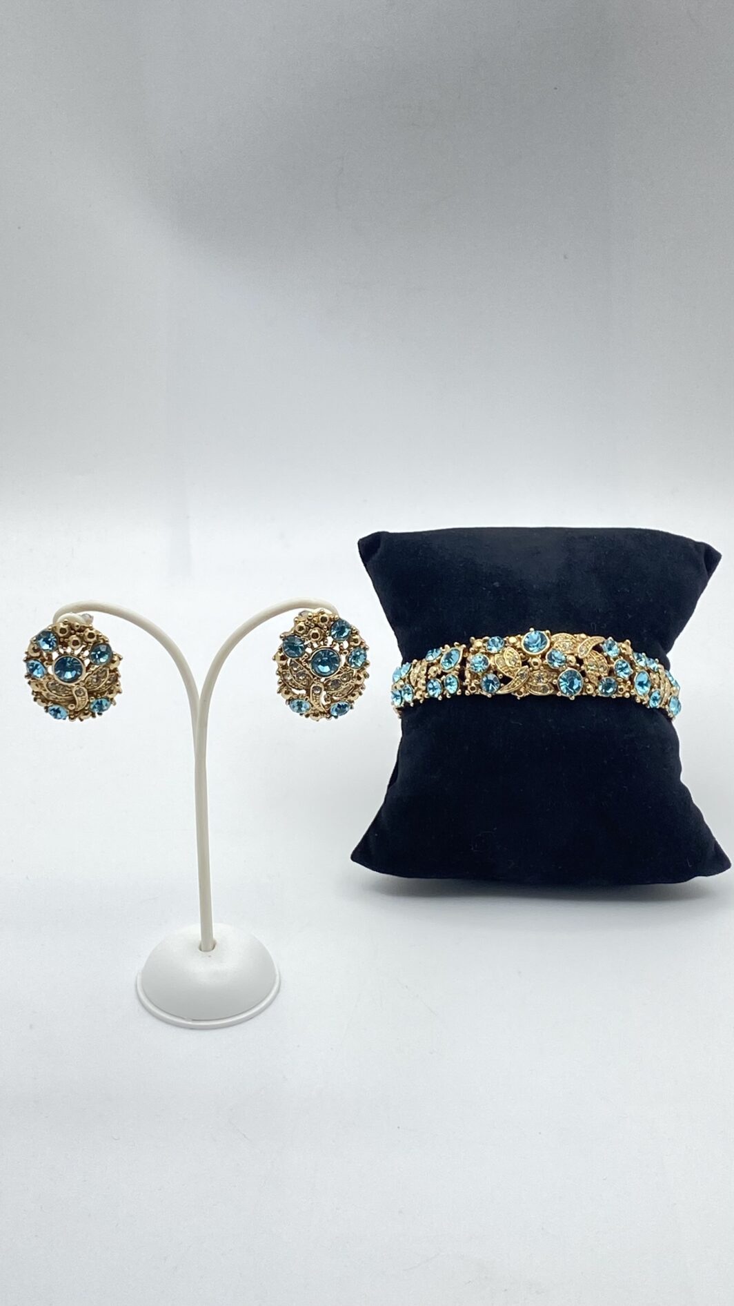 DANZA DI LIBELLULE IN METALLO GOLD TONE E CRISTALLI COLOR TOPAZIO BLUE LONDON – DEMI-PARURE ANNI ’70/’80 FIRMATA B.R. - immagine 9