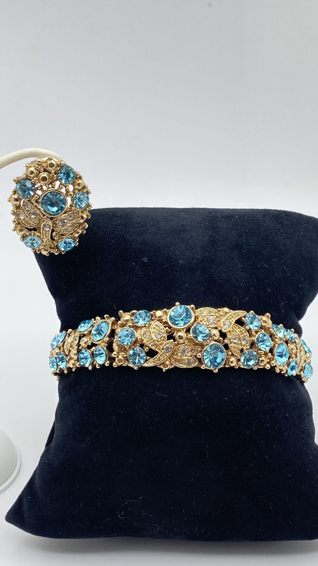 DANZA DI LIBELLULE IN METALLO GOLD TONE E CRISTALLI COLOR TOPAZIO BLUE LONDON – DEMI-PARURE ANNI ’70/’80 FIRMATA B.R. - immagine 5