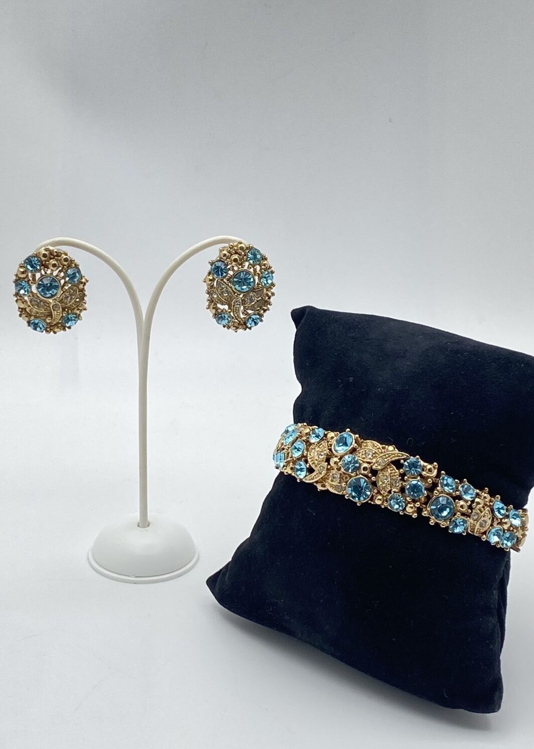 DANZA DI LIBELLULE IN METALLO GOLD TONE E CRISTALLI COLOR TOPAZIO BLUE LONDON – DEMI-PARURE ANNI ’70/’80 FIRMATA B.R.