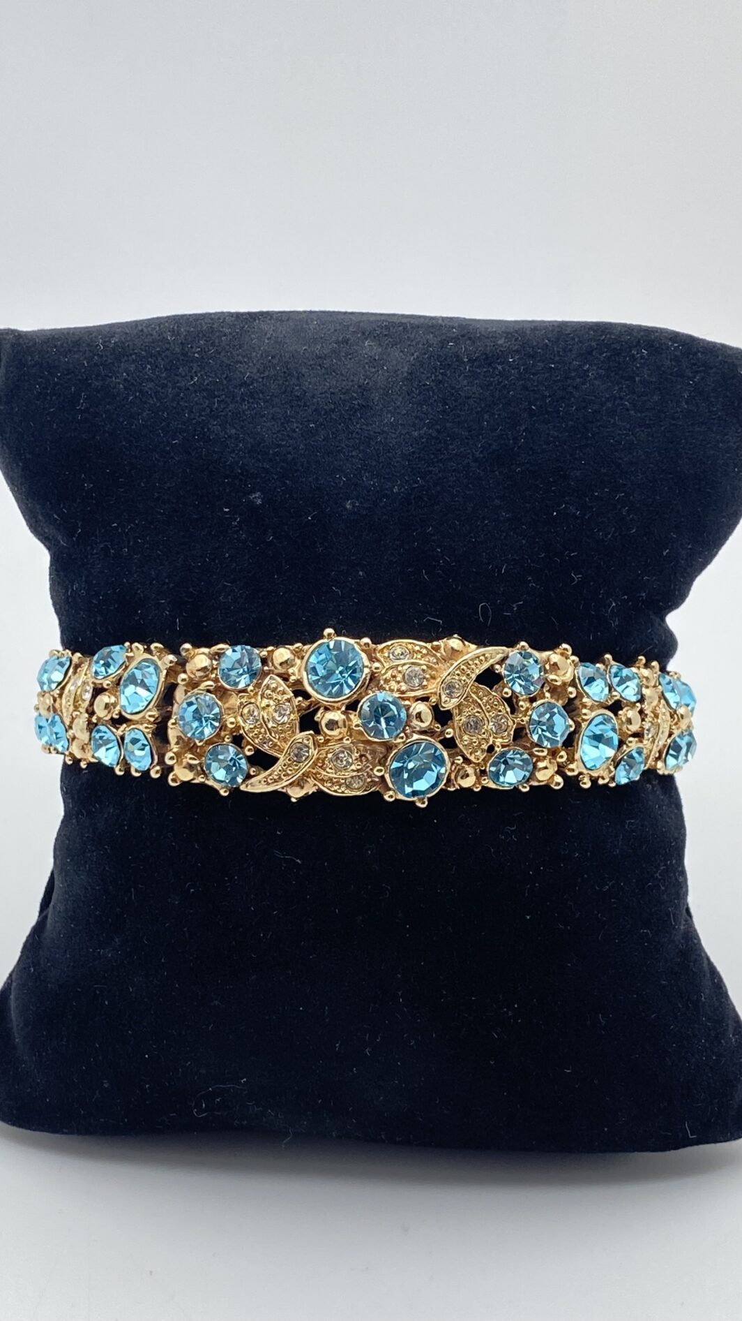 DANZA DI LIBELLULE IN METALLO GOLD TONE E CRISTALLI COLOR TOPAZIO BLUE LONDON – DEMI-PARURE ANNI ’70/’80 FIRMATA B.R. - immagine 8