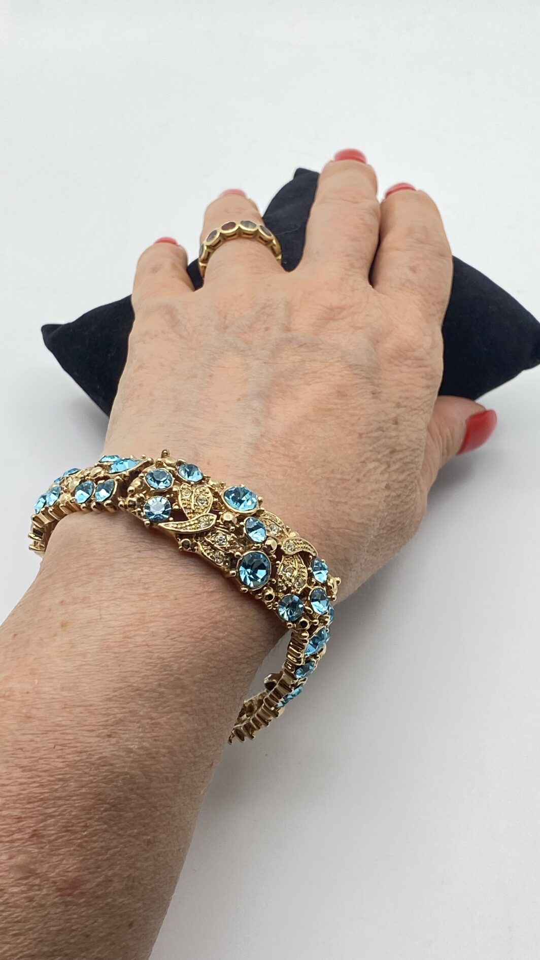 DANZA DI LIBELLULE IN METALLO GOLD TONE E CRISTALLI COLOR TOPAZIO BLUE LONDON – DEMI-PARURE ANNI ’70/’80 FIRMATA B.R. - immagine 12