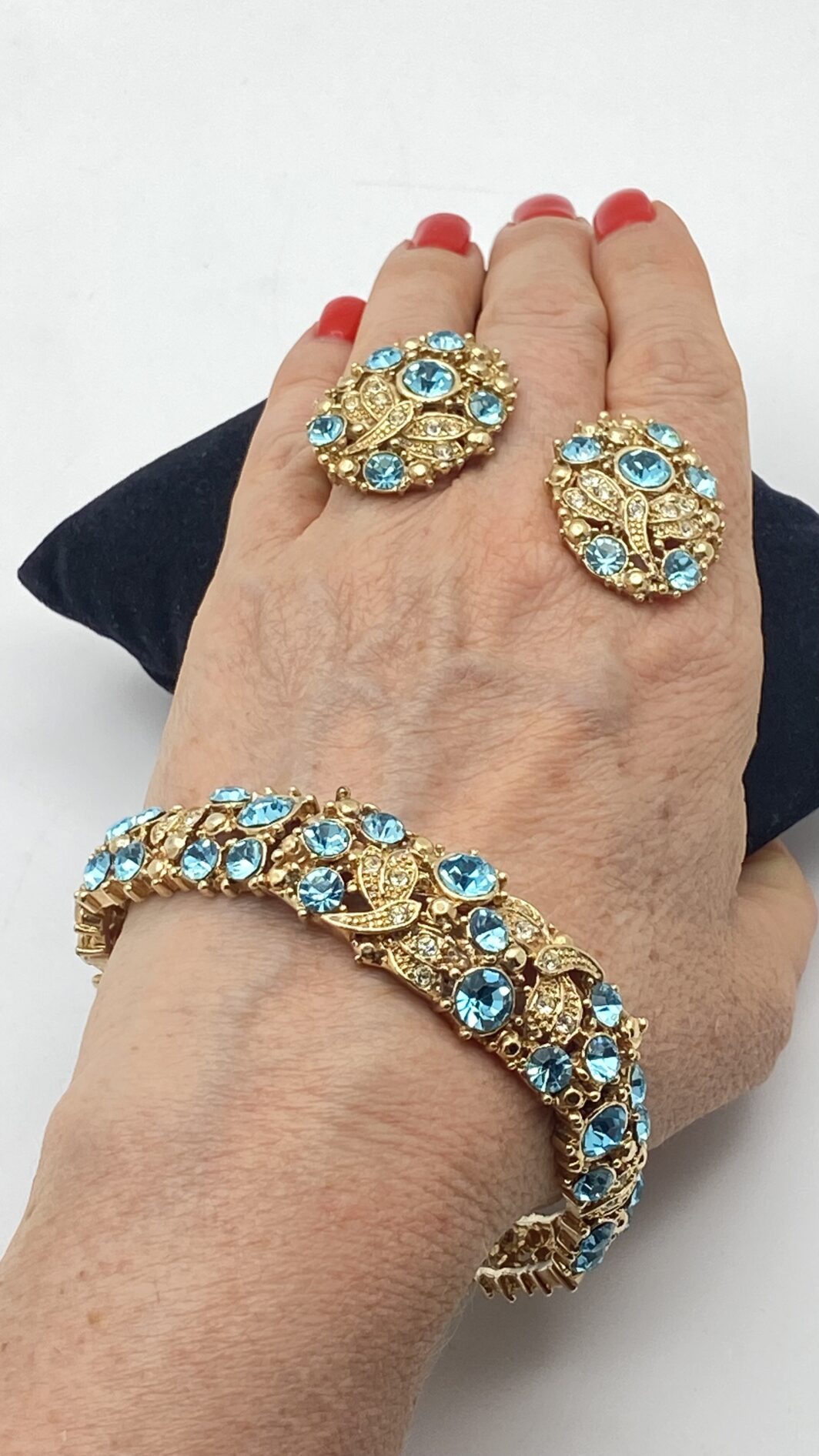 DANZA DI LIBELLULE IN METALLO GOLD TONE E CRISTALLI COLOR TOPAZIO BLUE LONDON – DEMI-PARURE ANNI ’70/’80 FIRMATA B.R. - immagine 23