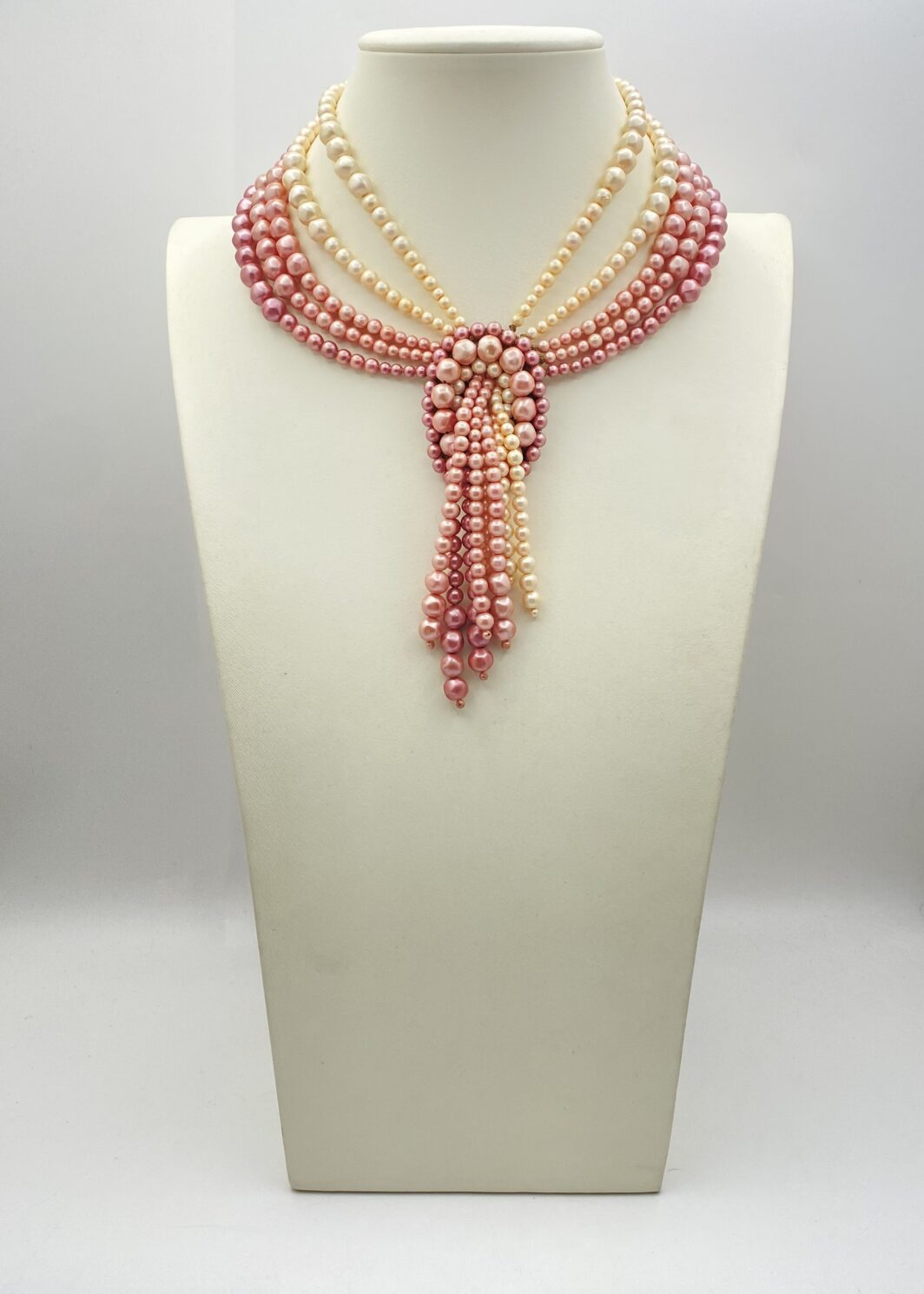 COLLANA VINTAGE ANNI ’30 IN CELLULOIDE CON PERLE NELLE GRADAZIONI DEL ROSA E BIANCO BURRO.
