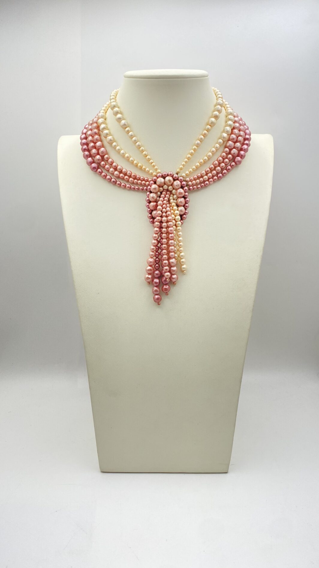 COLLANA VINTAGE ANNI ’30 IN CELLULOIDE CON PERLE NELLE GRADAZIONI DEL ROSA E BIANCO BURRO.
