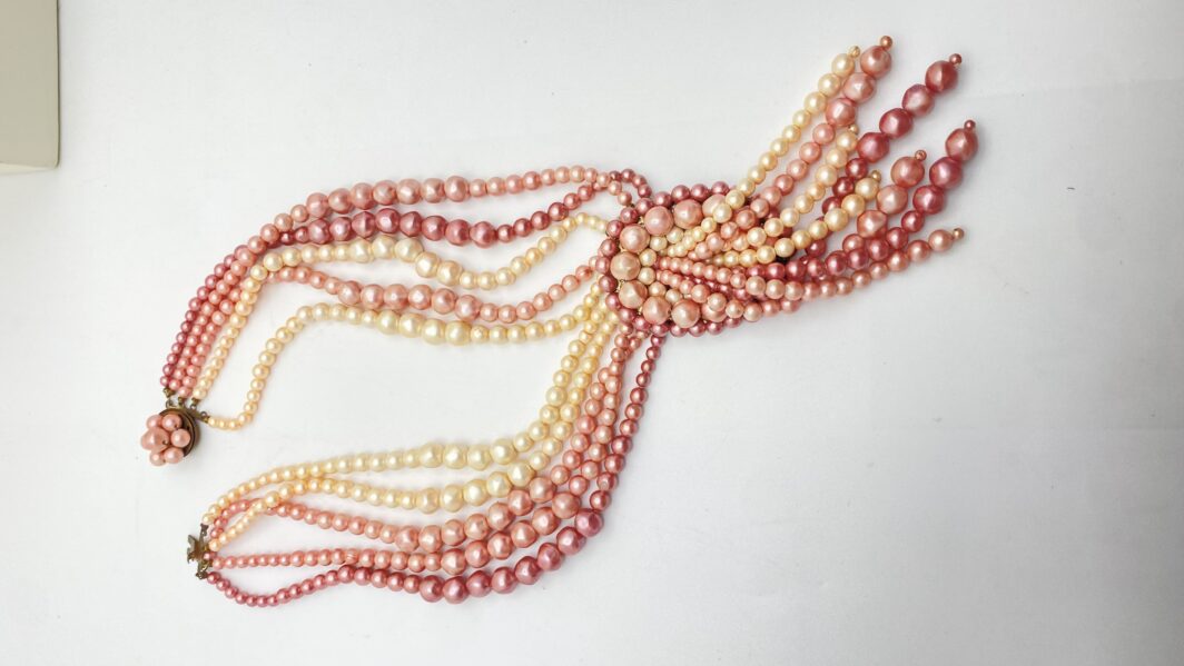 COLLANA VINTAGE ANNI ’30 IN CELLULOIDE CON PERLE NELLE GRADAZIONI DEL ROSA E BIANCO BURRO. - immagine 2