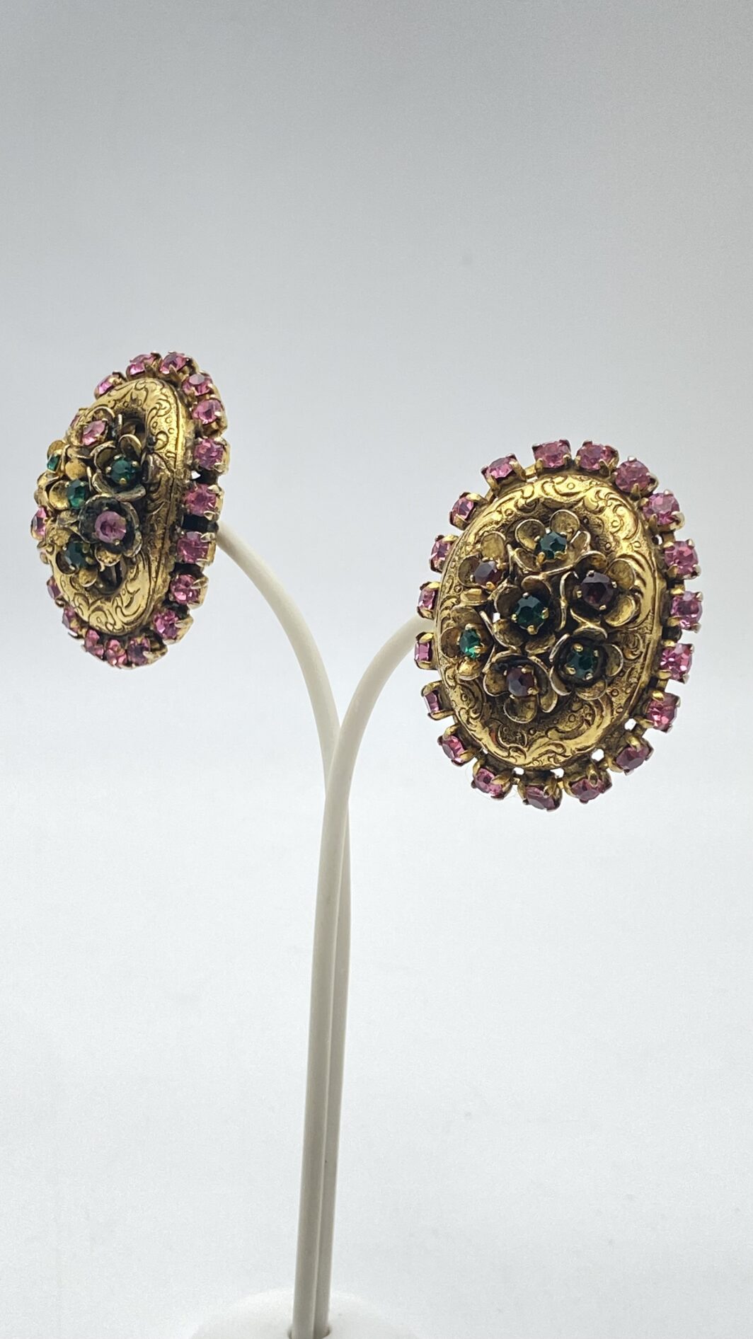 ORECCHINI VINTAGE ANNI ’40 IN PINCHBECK CON STRASS E DECORAZIONI FLOREALI - immagine 8