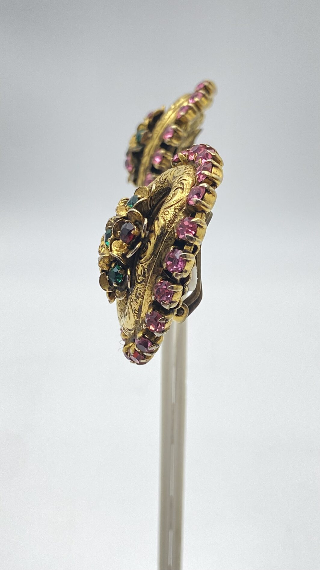 ORECCHINI VINTAGE ANNI ’40 IN PINCHBECK CON STRASS E DECORAZIONI FLOREALI - immagine 7