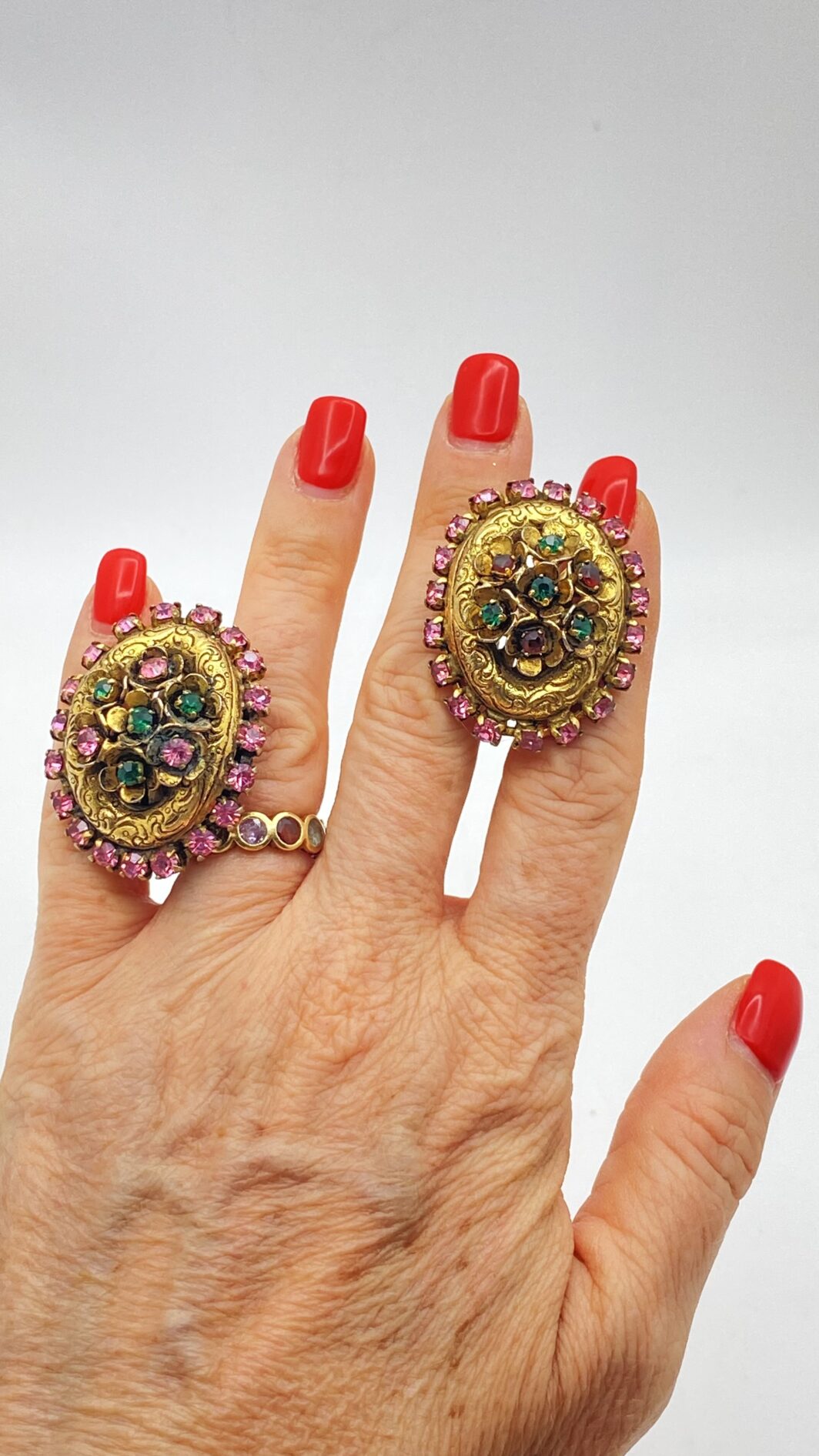 ORECCHINI VINTAGE ANNI ’40 IN PINCHBECK CON STRASS E DECORAZIONI FLOREALI - immagine 2