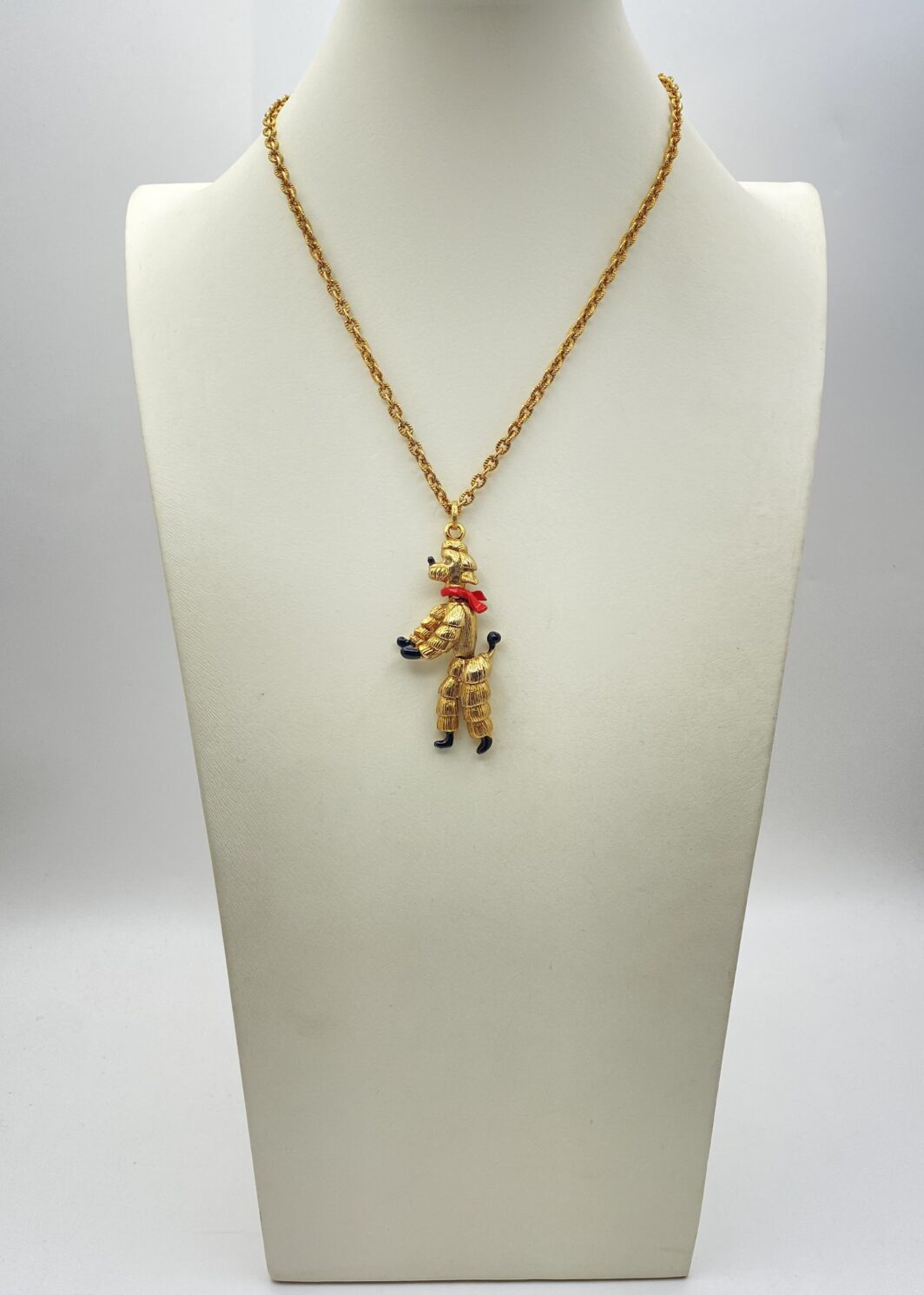 COLLANA VINTAGE ANNI ’40/’50 CON PENDENTE BARBONCINO SNODATO, IN METALLO GOLDTONE E SMALTI.
