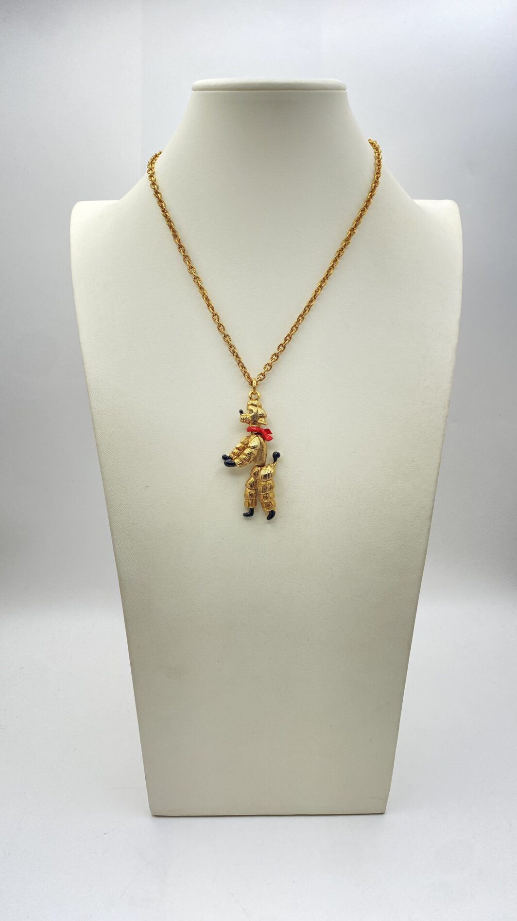COLLANA VINTAGE ANNI ’40/’50 CON PENDENTE BARBONCINO SNODATO, IN METALLO GOLDTONE E SMALTI.