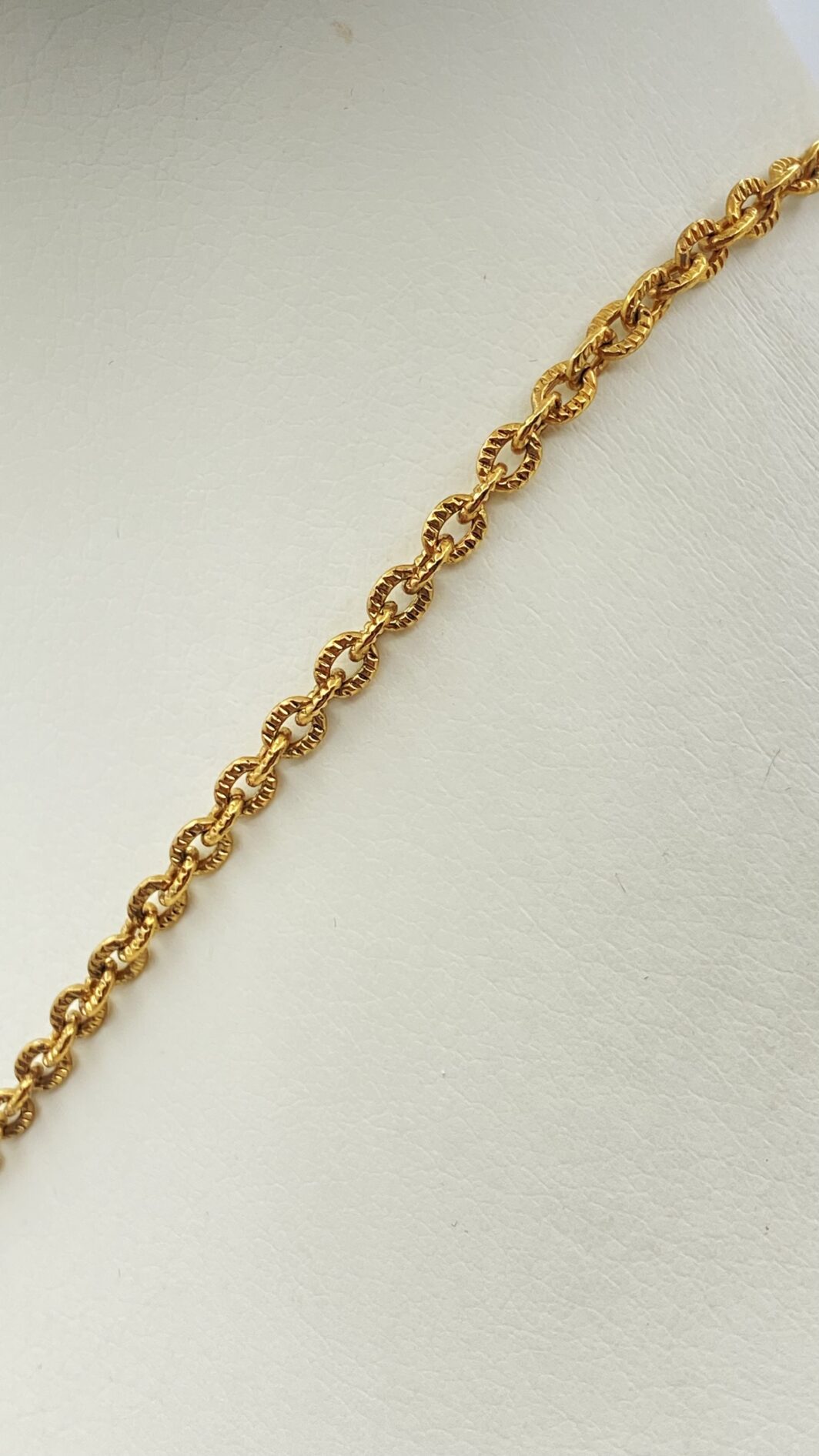 COLLANA VINTAGE ANNI ’40/’50 CON PENDENTE BARBONCINO SNODATO, IN METALLO GOLDTONE E SMALTI. - immagine 4
