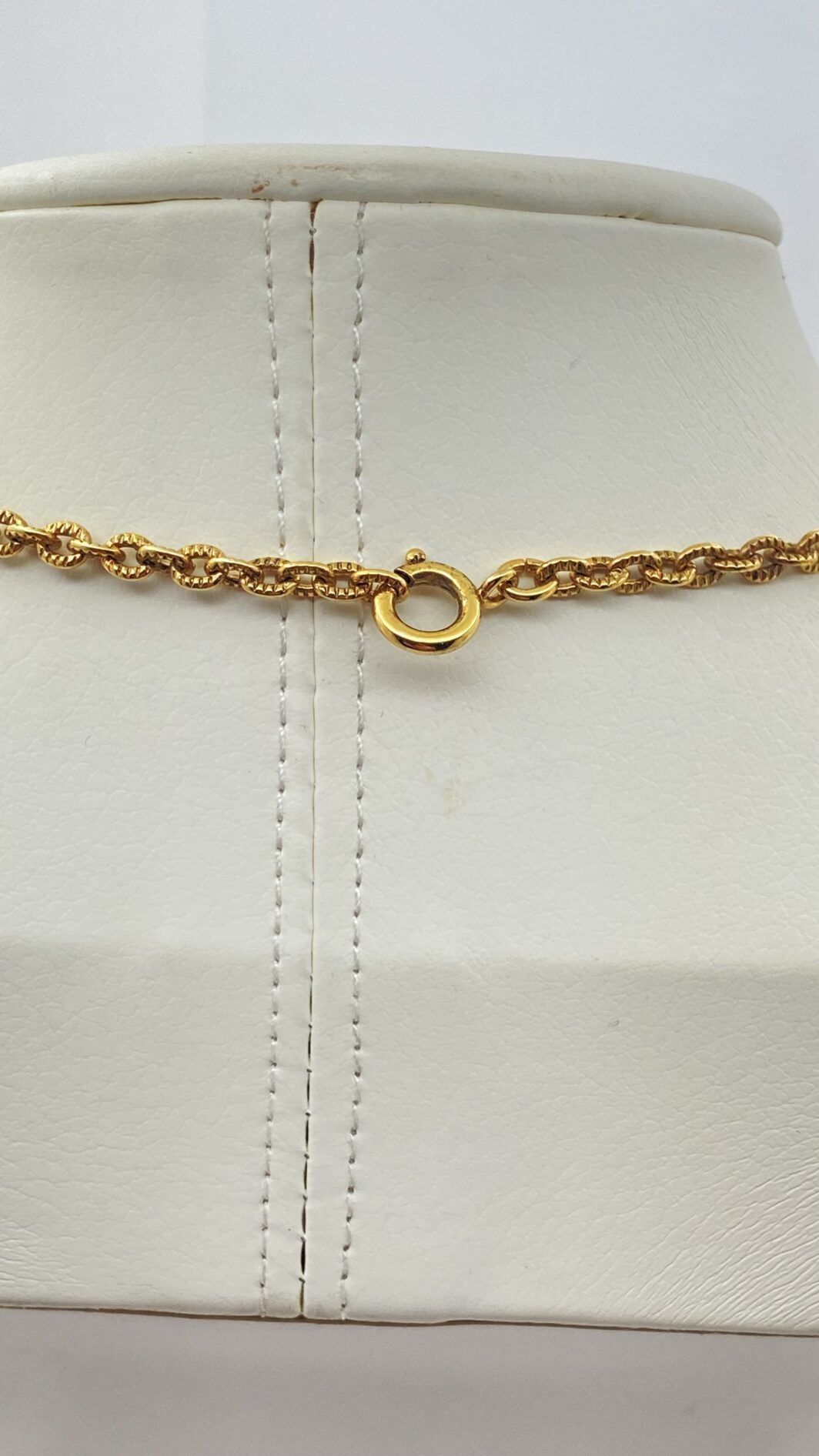 COLLANA VINTAGE ANNI ’40/’50 CON PENDENTE BARBONCINO SNODATO, IN METALLO GOLDTONE E SMALTI. - immagine 5
