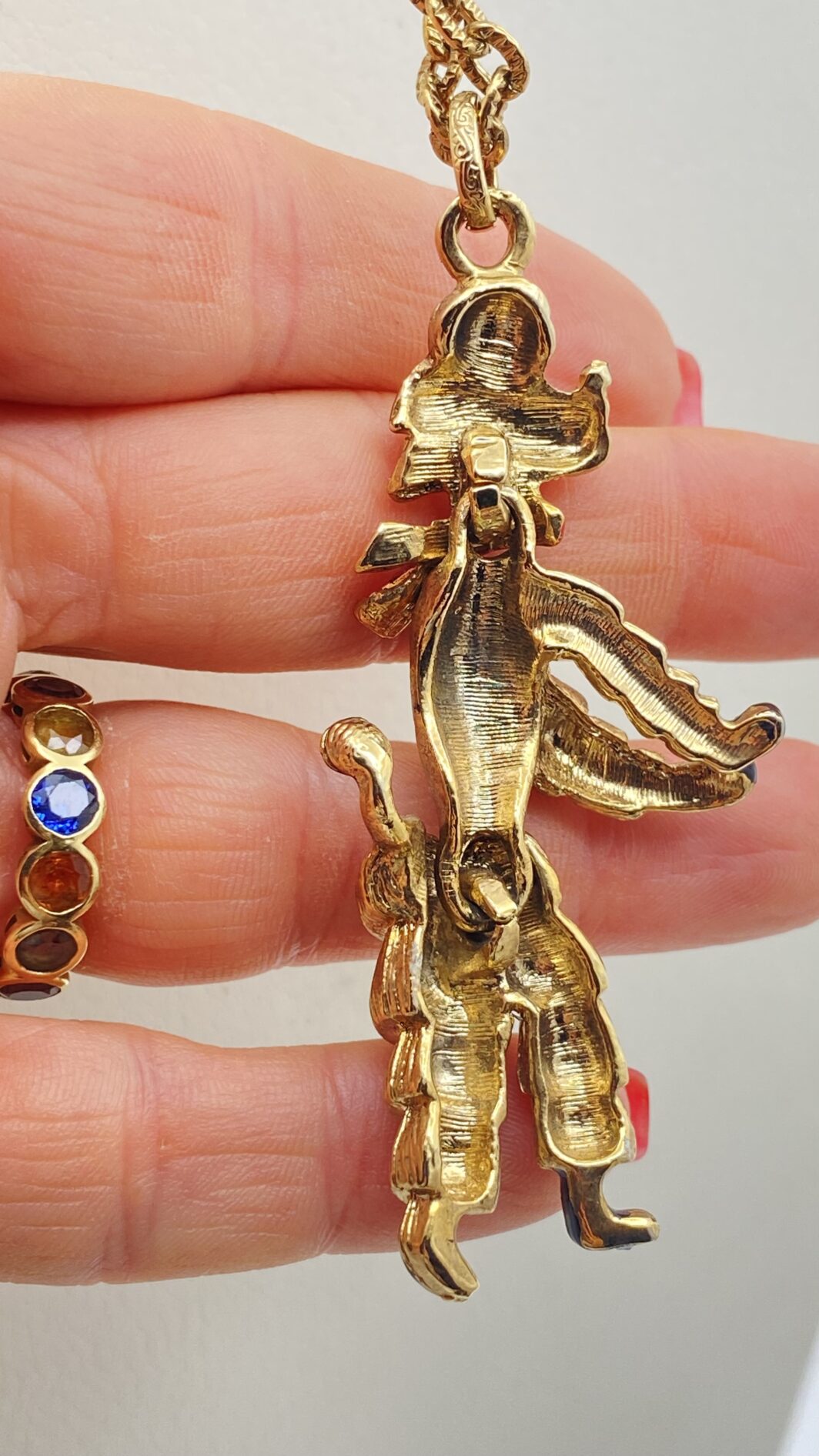 COLLANA VINTAGE ANNI ’40/’50 CON PENDENTE BARBONCINO SNODATO, IN METALLO GOLDTONE E SMALTI. - immagine 7