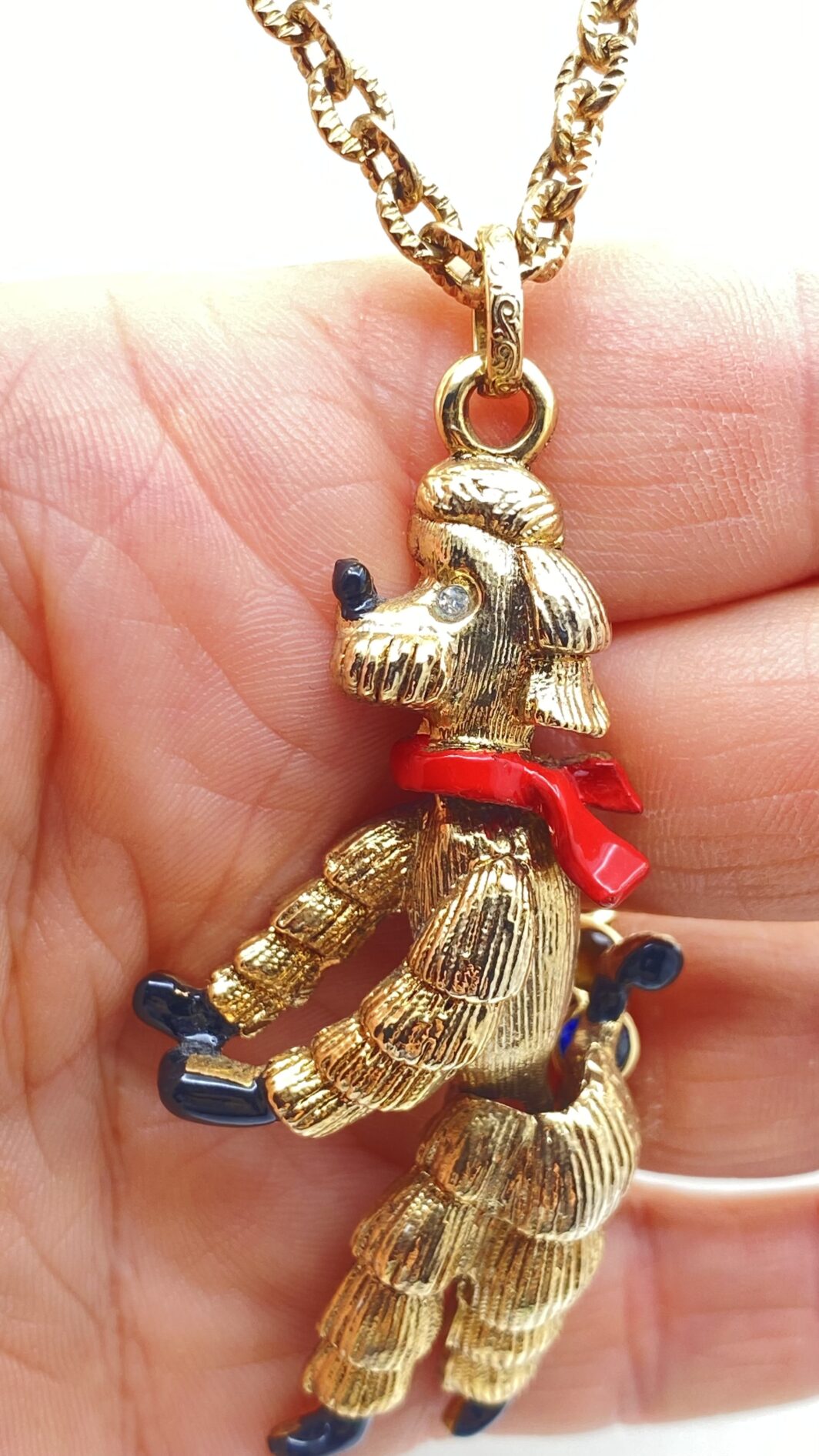 COLLANA VINTAGE ANNI ’40/’50 CON PENDENTE BARBONCINO SNODATO, IN METALLO GOLDTONE E SMALTI. - immagine 8