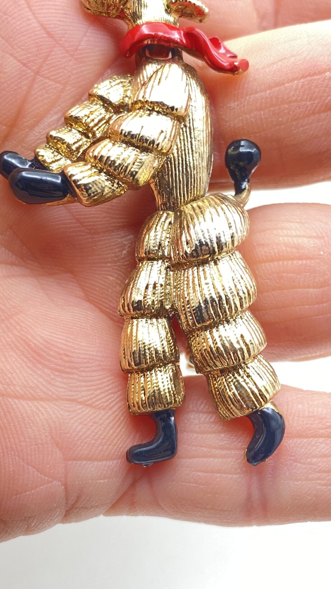 COLLANA VINTAGE ANNI ’40/’50 CON PENDENTE BARBONCINO SNODATO, IN METALLO GOLDTONE E SMALTI. - immagine 9
