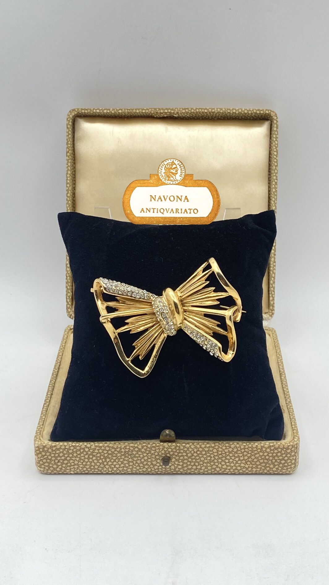 RAFFINATA SPILLA DI ALTA BIGIOTTERIA ANNI ’70 FIRMATA DALLA CELEBRE MAISON FIORENTINA “CASCIO BIJOUX” – DESIGN SCULTOREO E LUCE VINTAGE - immagine 2