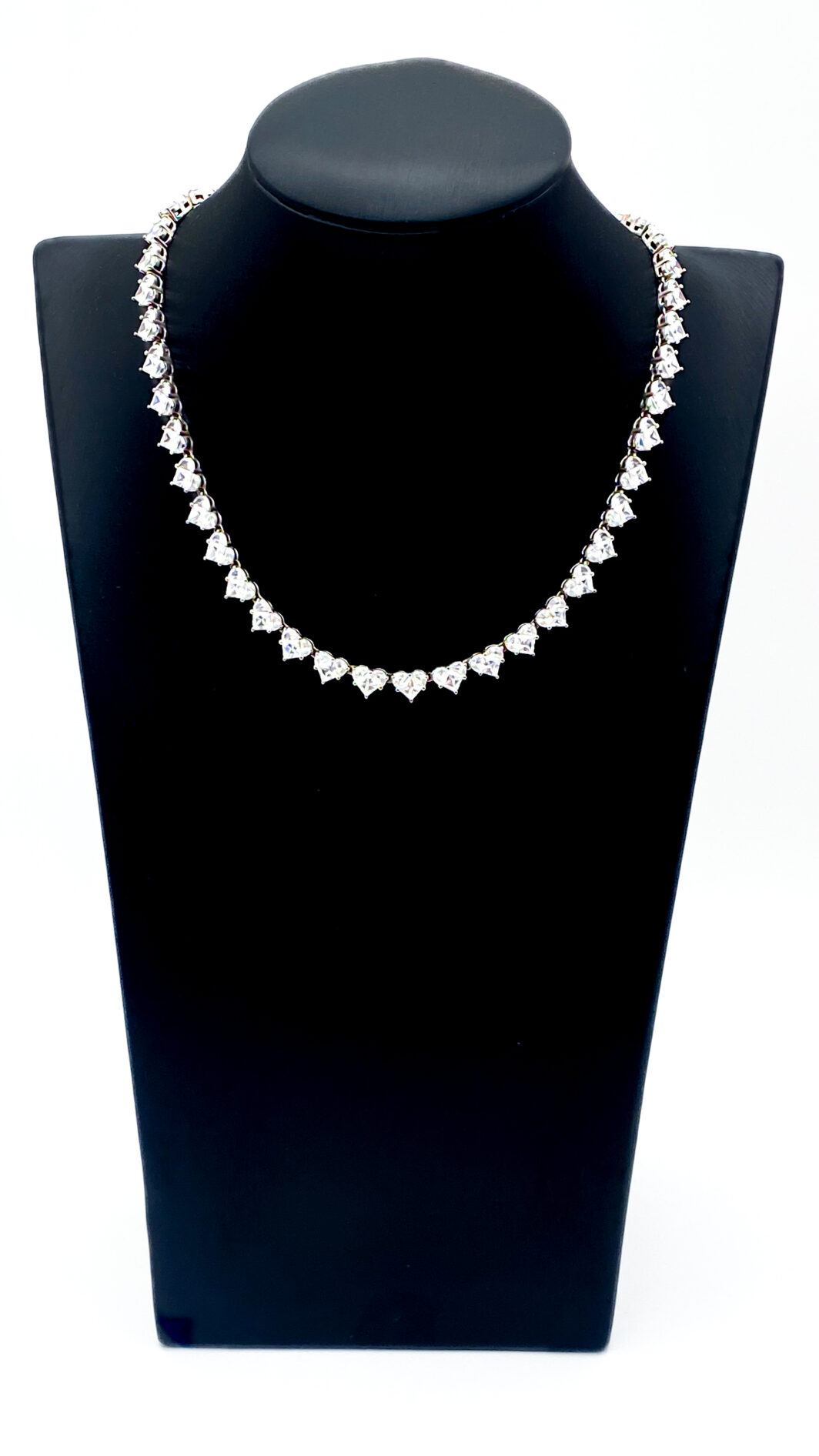 COLLIER VINTAGE ANNI ’80 IN ARGENTO 925 CON ZIRCONI CUORE – UN’ELEGANZA ILLUMINOSA COME UN RIFLETTORE SU UNA VERA REGINA DI CUORI!