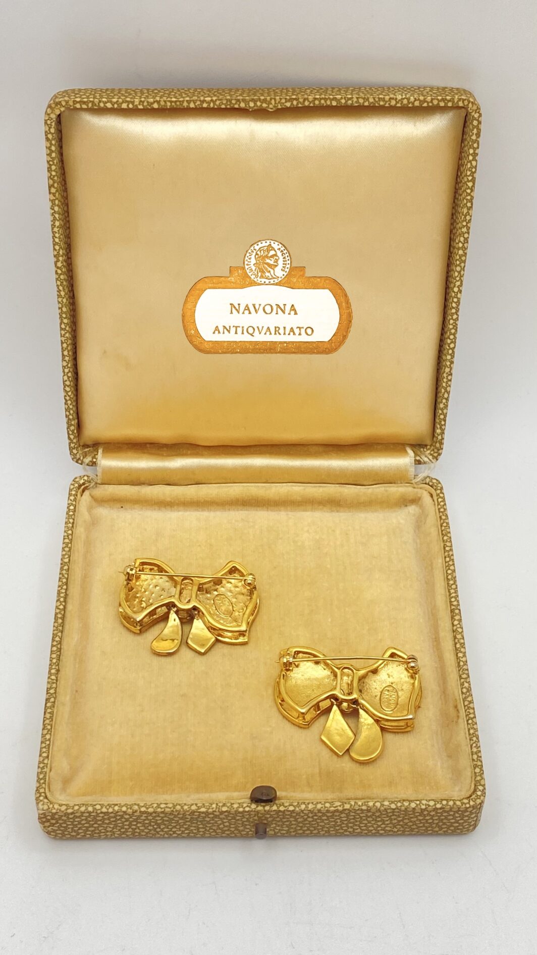 ALTA BIGIOTTERIA D’AUTORE: SPILLE CASCIO BIJOUX ANNI ’50-’60 IN METALLO GOLDTONE E CRISTALLI, PURA ARTE ITALIANA. - immagine 7