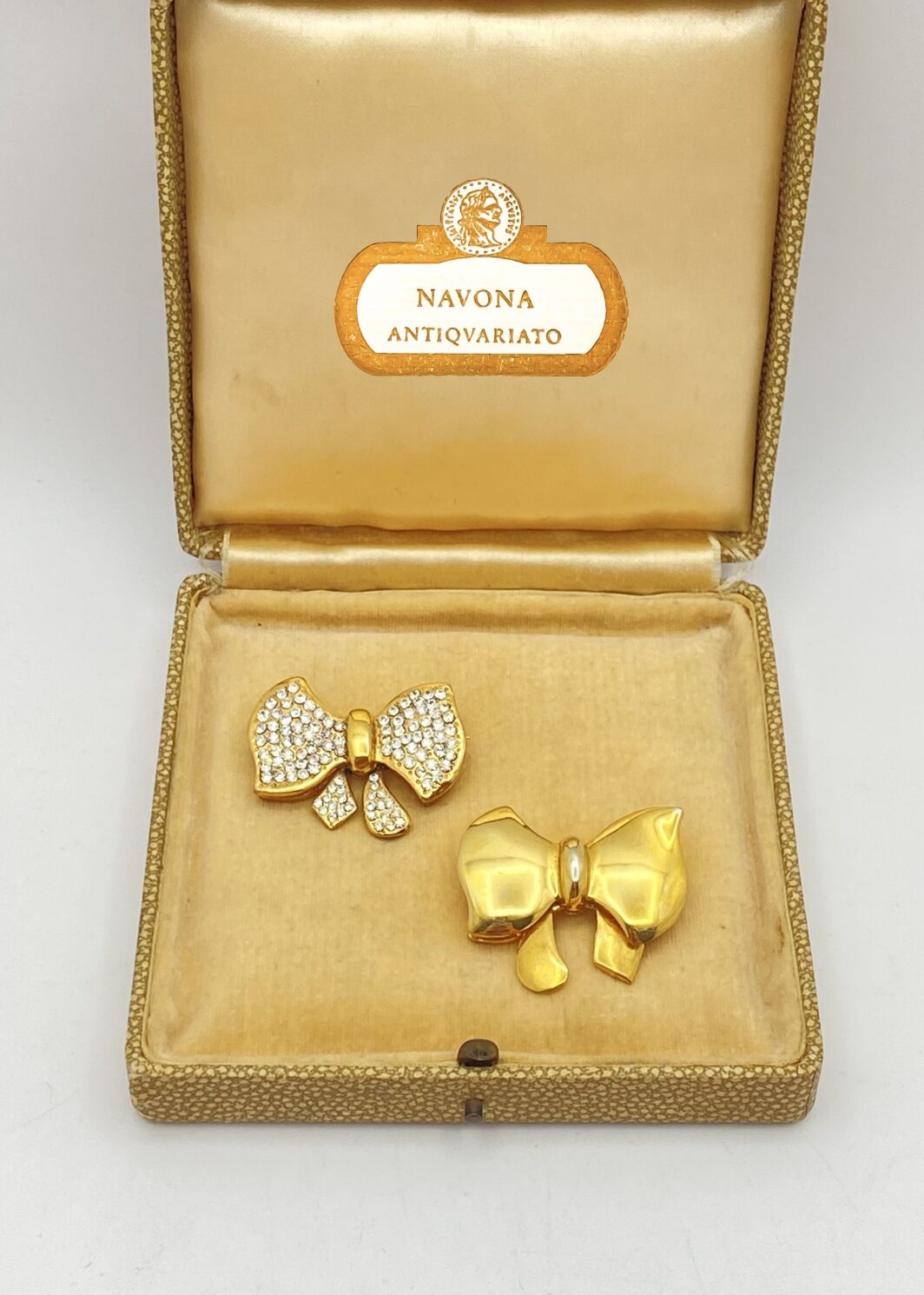 ALTA BIGIOTTERIA D’AUTORE: SPILLE CASCIO BIJOUX ANNI ’50-’60 IN METALLO GOLDTONE E CRISTALLI, PURA ARTE ITALIANA.