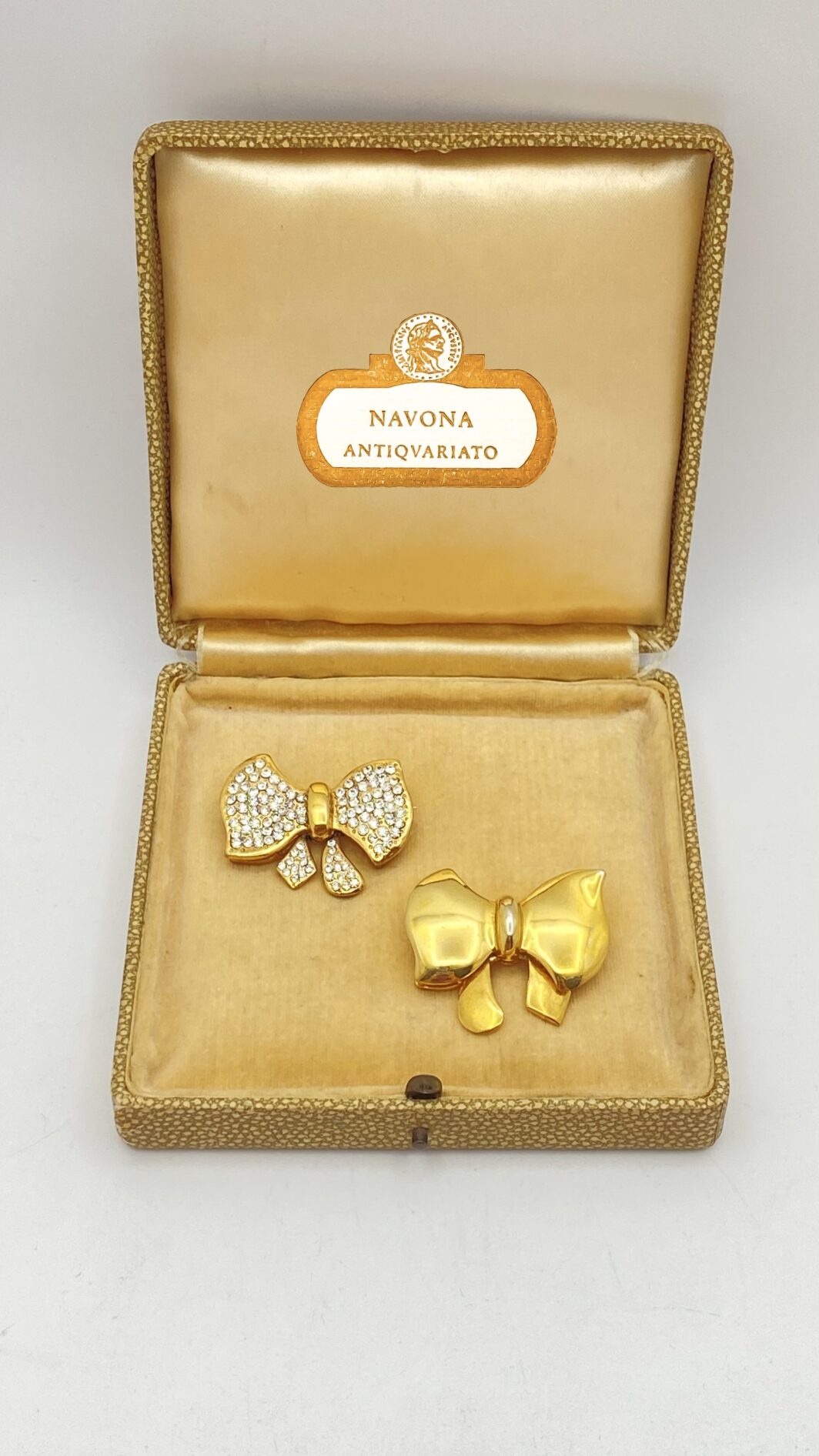 ALTA BIGIOTTERIA D’AUTORE: SPILLE CASCIO BIJOUX ANNI ’50-’60 IN METALLO GOLDTONE E CRISTALLI, PURA ARTE ITALIANA.