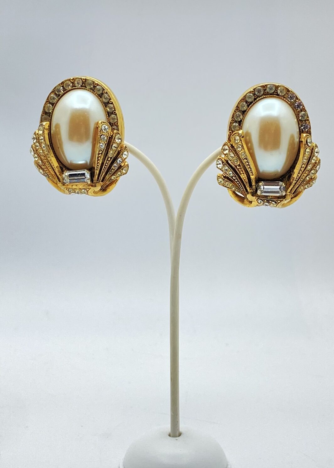 IMPORTANTE PAIO DI ORECCHINI STILE ART DECO, IN METALLO GOLDTONE, PERLE E STRASS DIAMOND-LIKE. BIGIOTTERIA AMERICANA ANNI’30/’40.