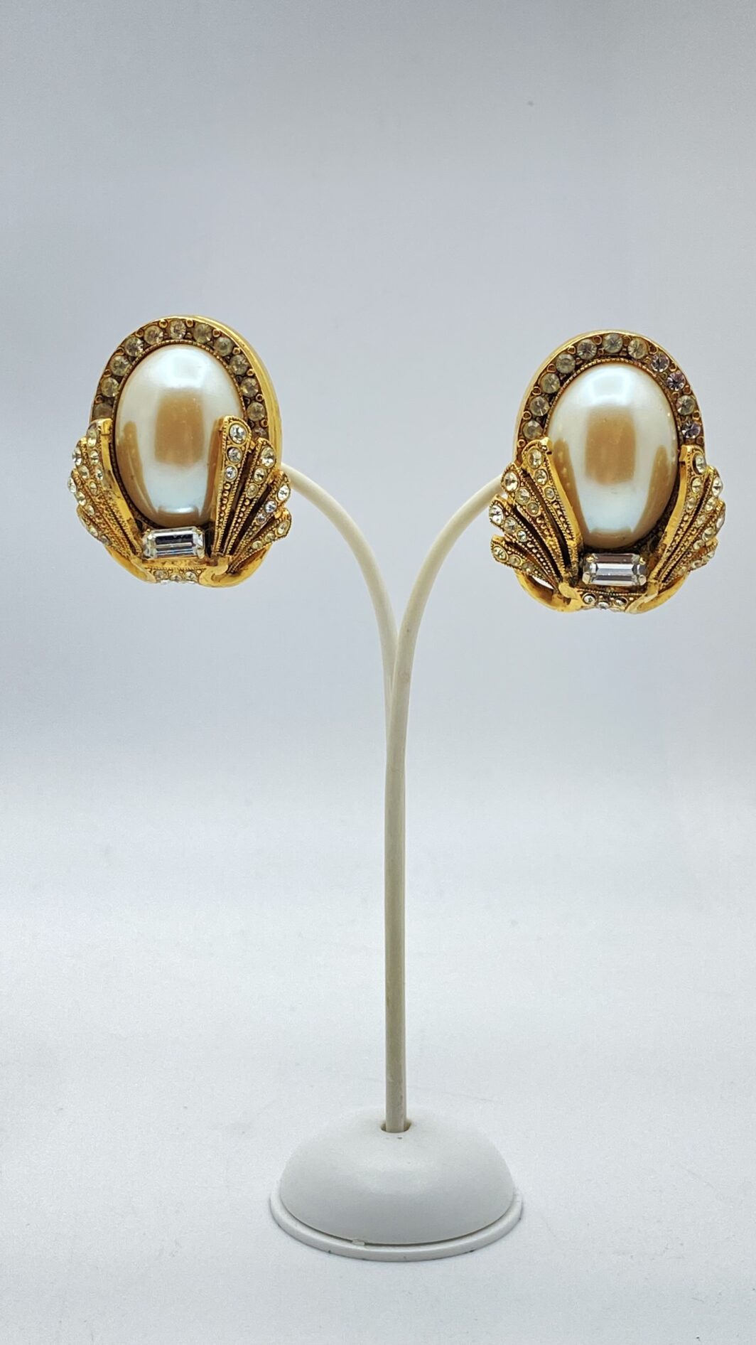 IMPORTANTE PAIO DI ORECCHINI STILE ART DECO, IN METALLO GOLDTONE, PERLE E STRASS DIAMOND-LIKE. BIGIOTTERIA AMERICANA ANNI’30/’40.