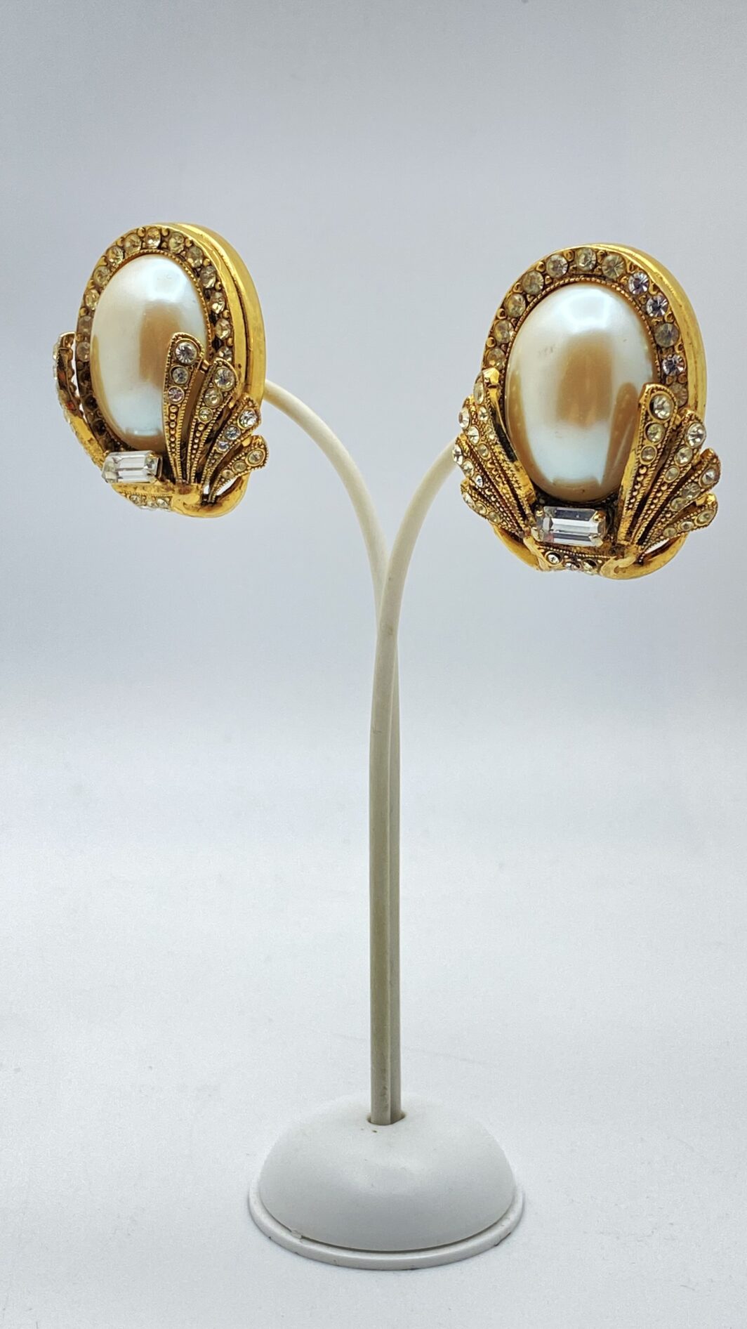 IMPORTANTE PAIO DI ORECCHINI STILE ART DECO, IN METALLO GOLDTONE, PERLE E STRASS DIAMOND-LIKE. BIGIOTTERIA AMERICANA ANNI’30/’40. - immagine 7