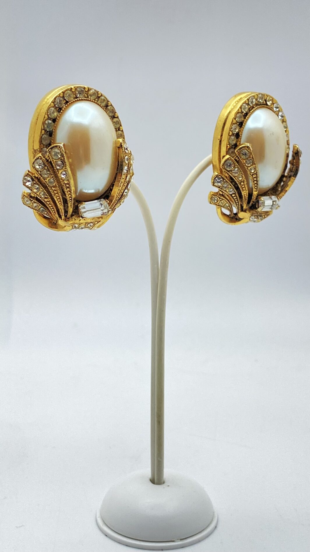 IMPORTANTE PAIO DI ORECCHINI STILE ART DECO, IN METALLO GOLDTONE, PERLE E STRASS DIAMOND-LIKE. BIGIOTTERIA AMERICANA ANNI’30/’40. - immagine 6