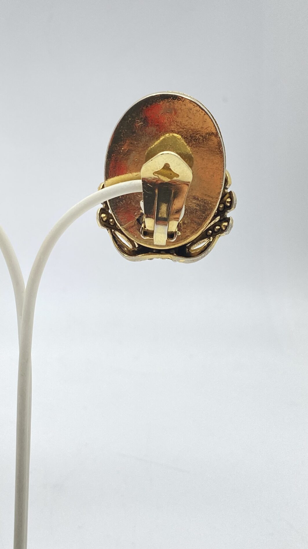 IMPORTANTE PAIO DI ORECCHINI STILE ART DECO, IN METALLO GOLDTONE, PERLE E STRASS DIAMOND-LIKE. BIGIOTTERIA AMERICANA ANNI’30/’40. - immagine 5