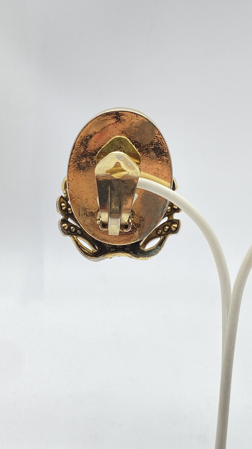 IMPORTANTE PAIO DI ORECCHINI STILE ART DECO, IN METALLO GOLDTONE, PERLE E STRASS DIAMOND-LIKE. BIGIOTTERIA AMERICANA ANNI’30/’40. - immagine 4